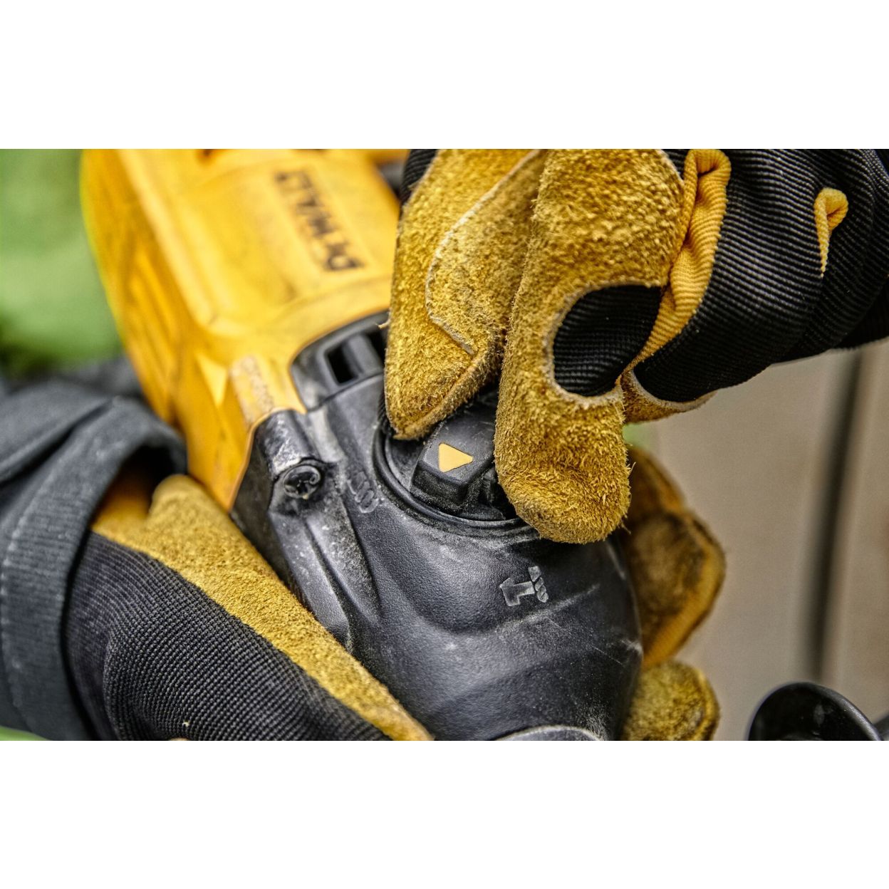 Перфоратор DEWALT D25033, 710 Вт, 2 Дж, 5680 уд/мин (D25033-QS)