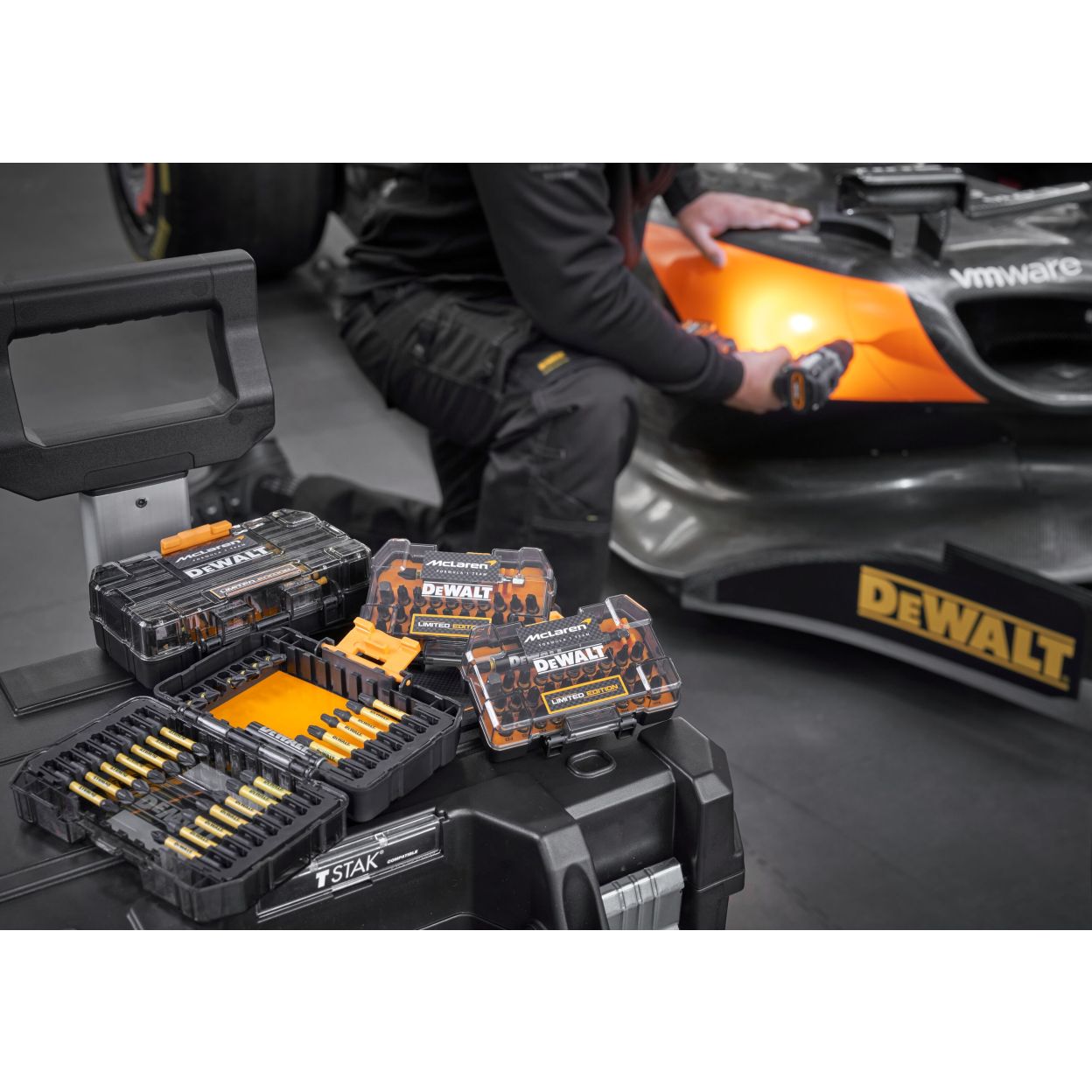 Набор бит DEWALT McLaren Limited Edition DT70900T, PH/PZ/Torx, 25 мм, 32 шт., в кейсе (DT70900T-QZ)