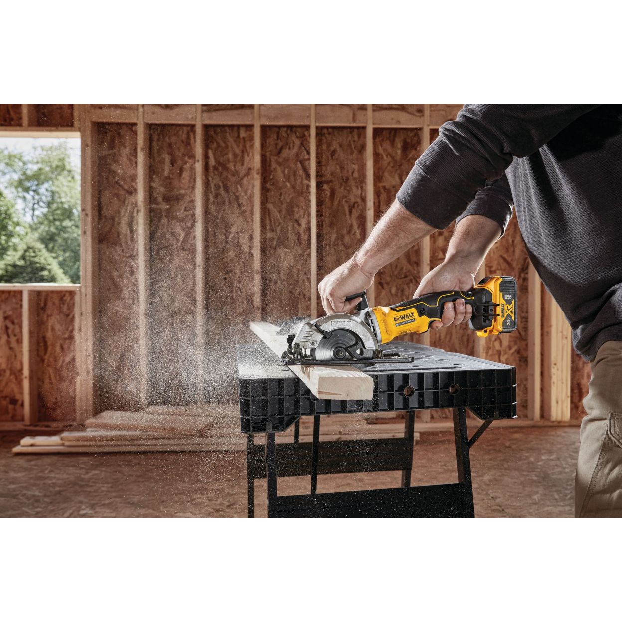 Аккумуляторная дисковая пила DEWALT DCS571P2, 18 В, 115 мм, 4400 об/мин, с 2 АКБ 5 Ач и ЗУ, в кейсе TSTAK (DCS571P2-QW)