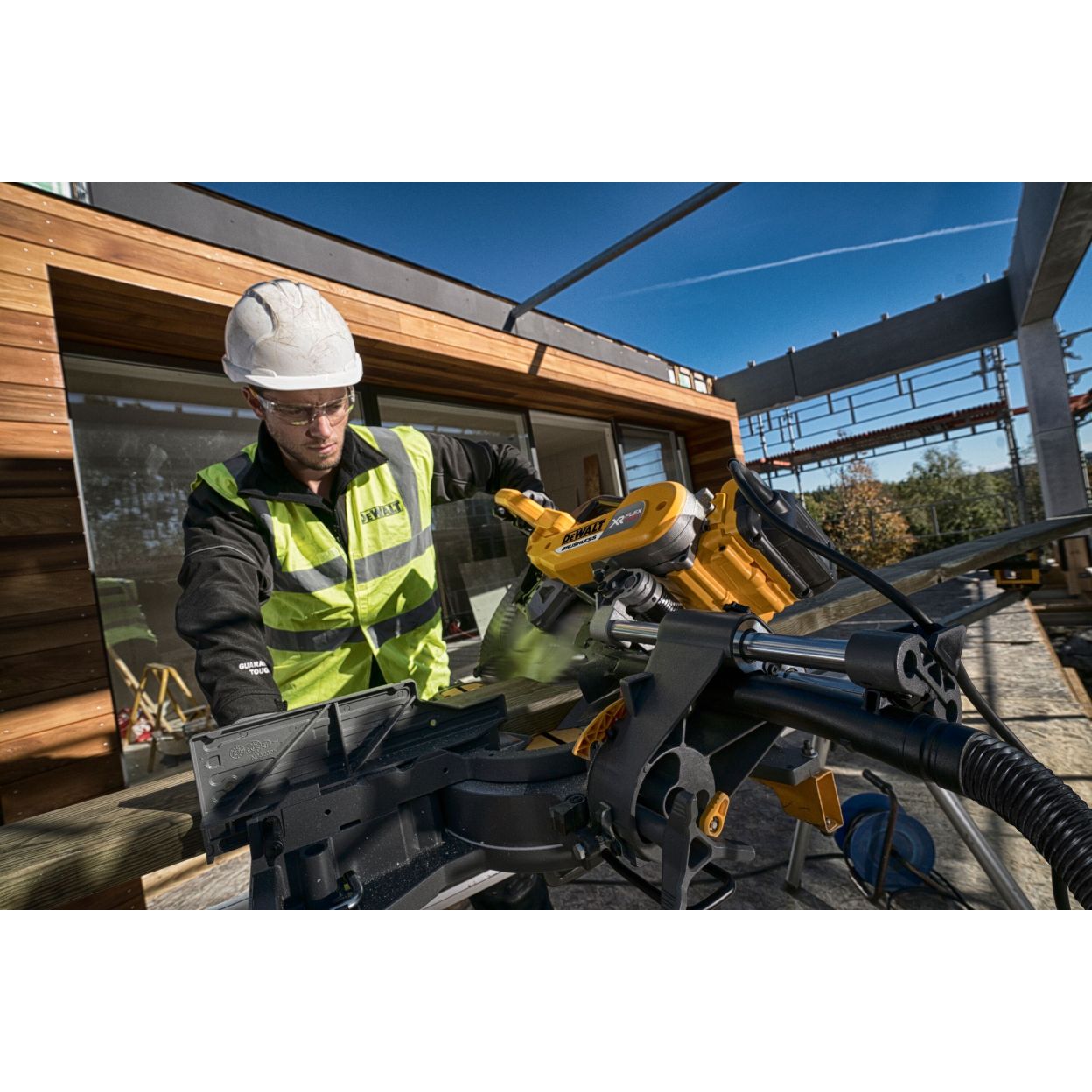 Аккумуляторная бесщеточная торцовочная пила DEWALT FLEXVOLT, 2x54 В, 305 мм, 3800 об/мин, с 2 АКБ 6 Ач и ЗУ, DHS780T2A