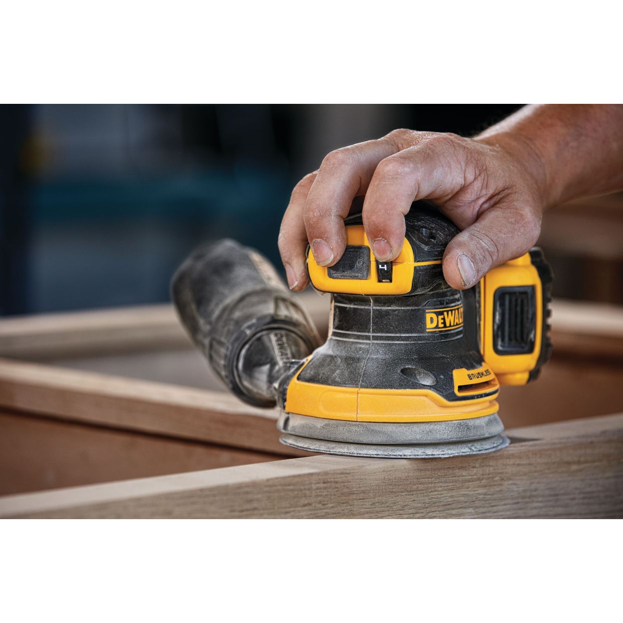Аккумуляторная эксцентриковая шлифмашина DEWALT DCW210P1T, 18 В, 125 мм, 12000 кол/мин, с АКБ 5 Ач и ЗУ, в кейсе TSTAK