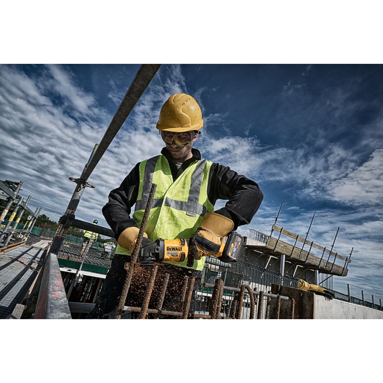 Аккумуляторная угловая шлифмашина DEWALT DCG414NT, 54 В, 125 мм, 9000 об/мин, без АКБ и ЗУ, в кейсе TSTAK (DCG414NT-XJ)