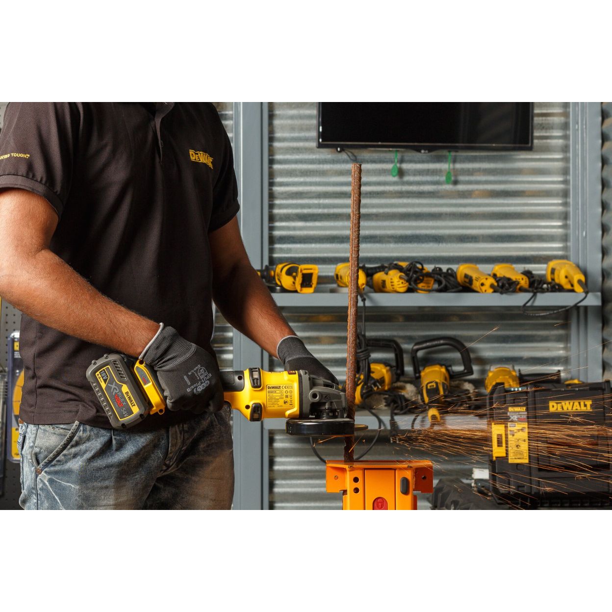 Аккумуляторная угловая шлифмашина DEWALT DCG414NT, 54 В, 125 мм, 9000 об/мин, без АКБ и ЗУ, в кейсе TSTAK (DCG414NT-XJ)