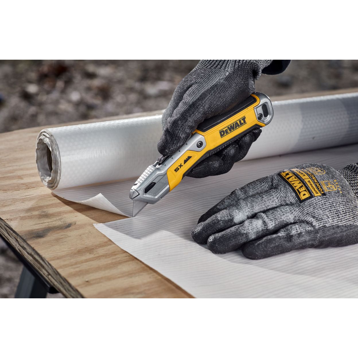 Нож DEWALT DWHT10998-0, с выдвижным лезвием