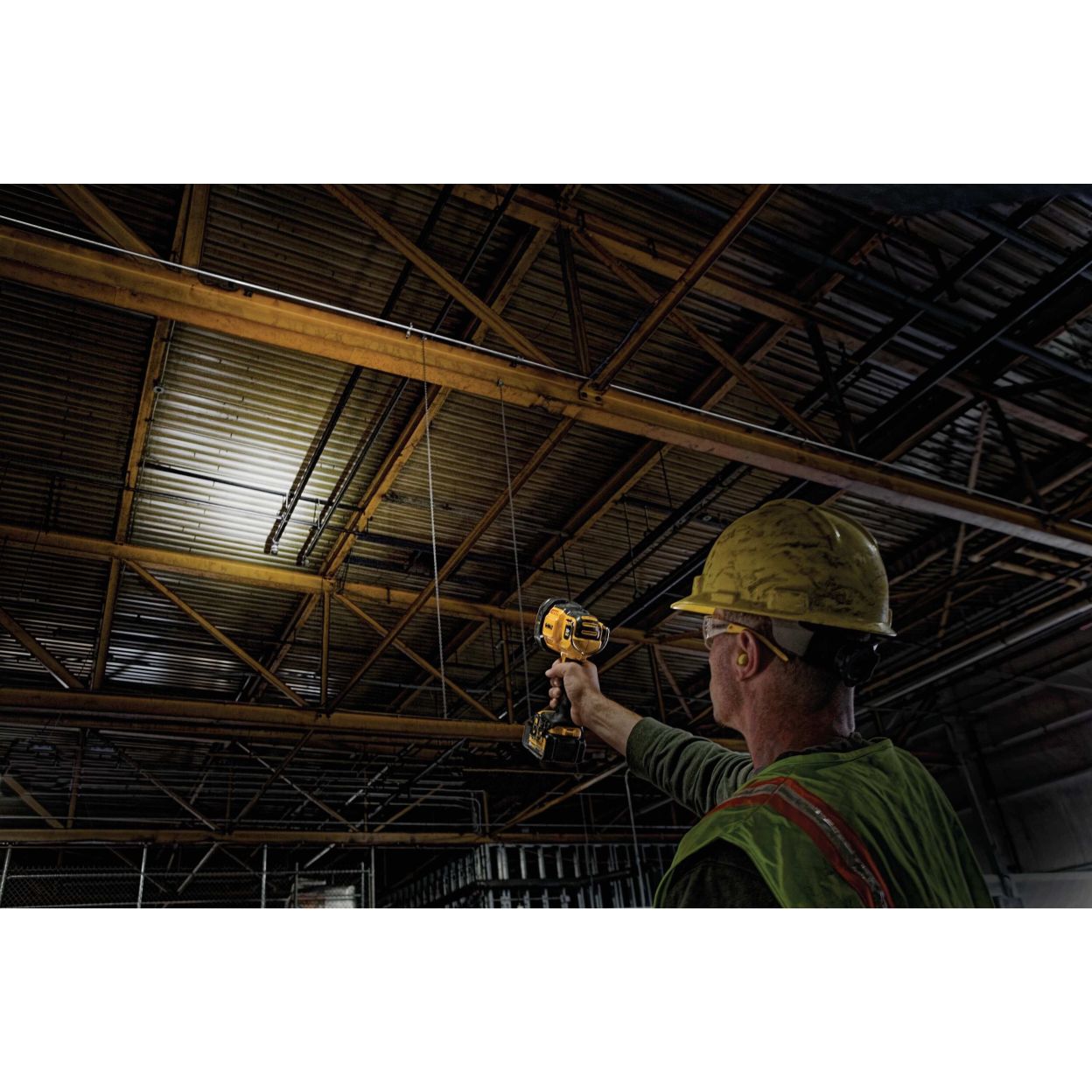 Аккумуляторный фонарь DEWALT DCL043, 18 В, 1000 лм, без АКБ и ЗУ (DCL043-XJ)