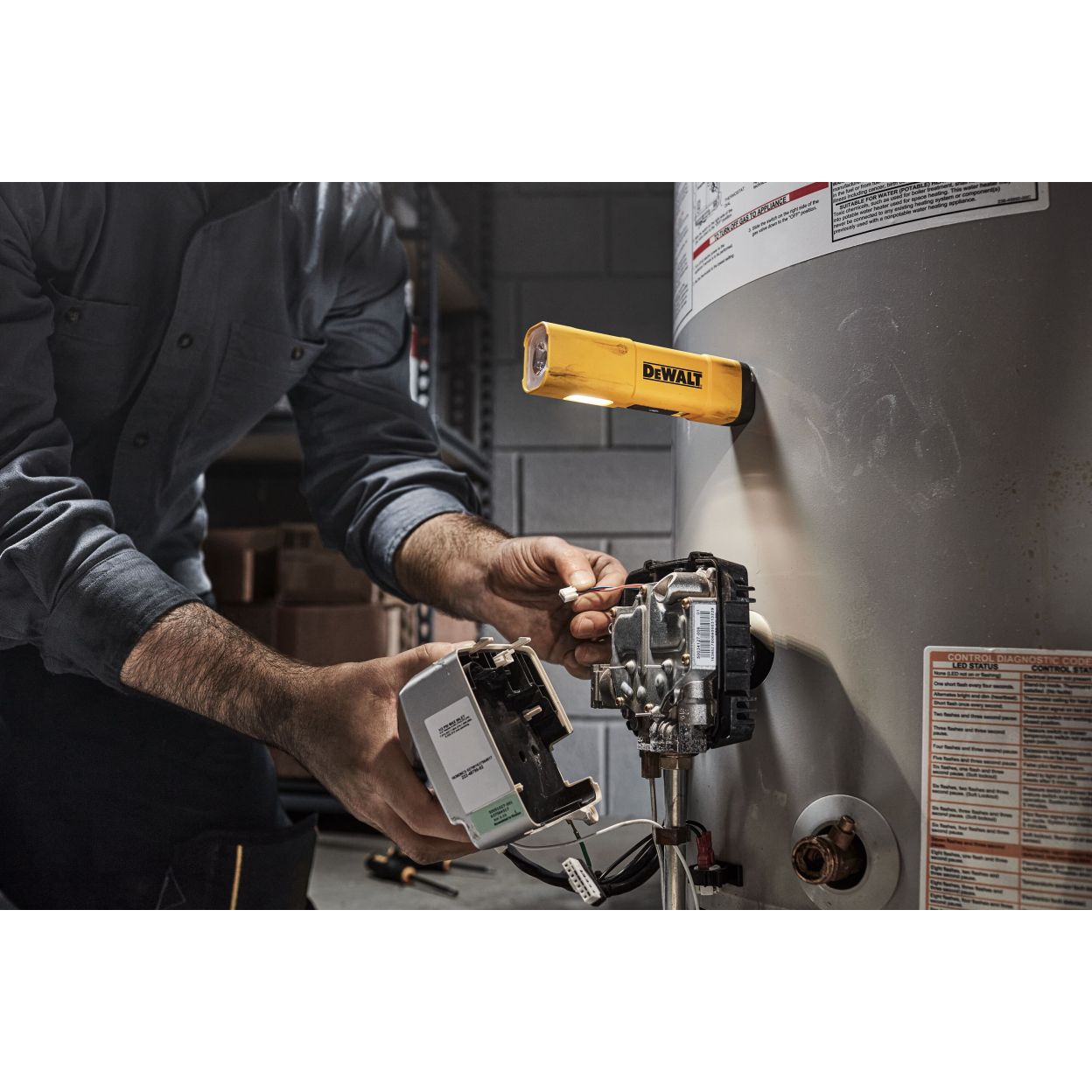 Аккумуляторный фонарь DEWALT DCL183, 3.6 В, 1000 лм, со встроенной АКБ (DCL183-XJ)