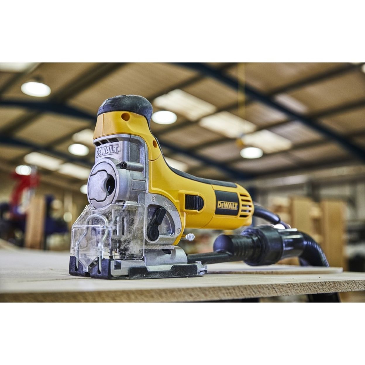 Лобзик с корпусной рукояткой DEWALT DW333K, 701 Вт
