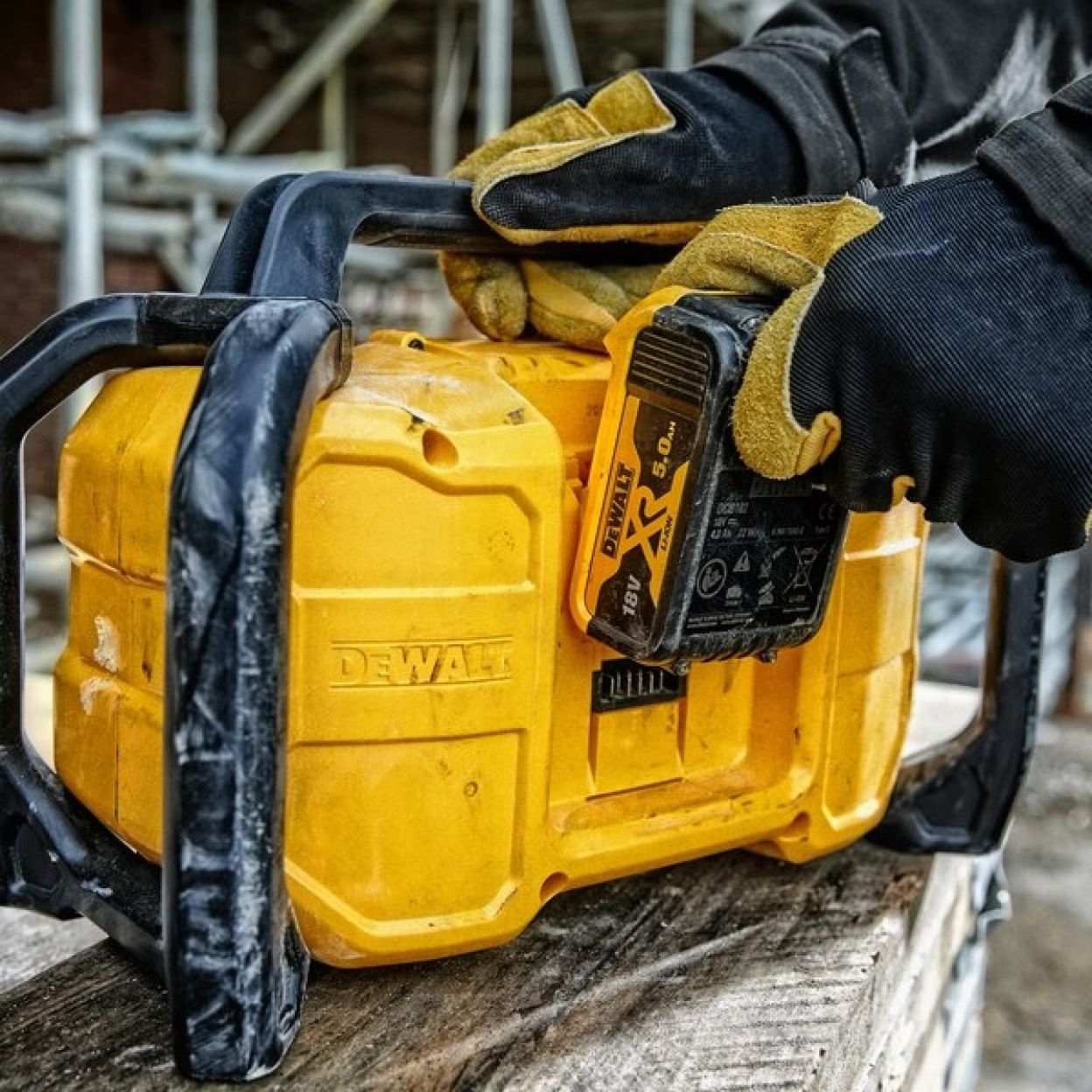Аккумуляторная портативная аудиосистема DEWALT DCR029, 12/18 В, с возможностью работы от сети, 30 Вт, без АКБ и ЗУ (DCR029-QW)