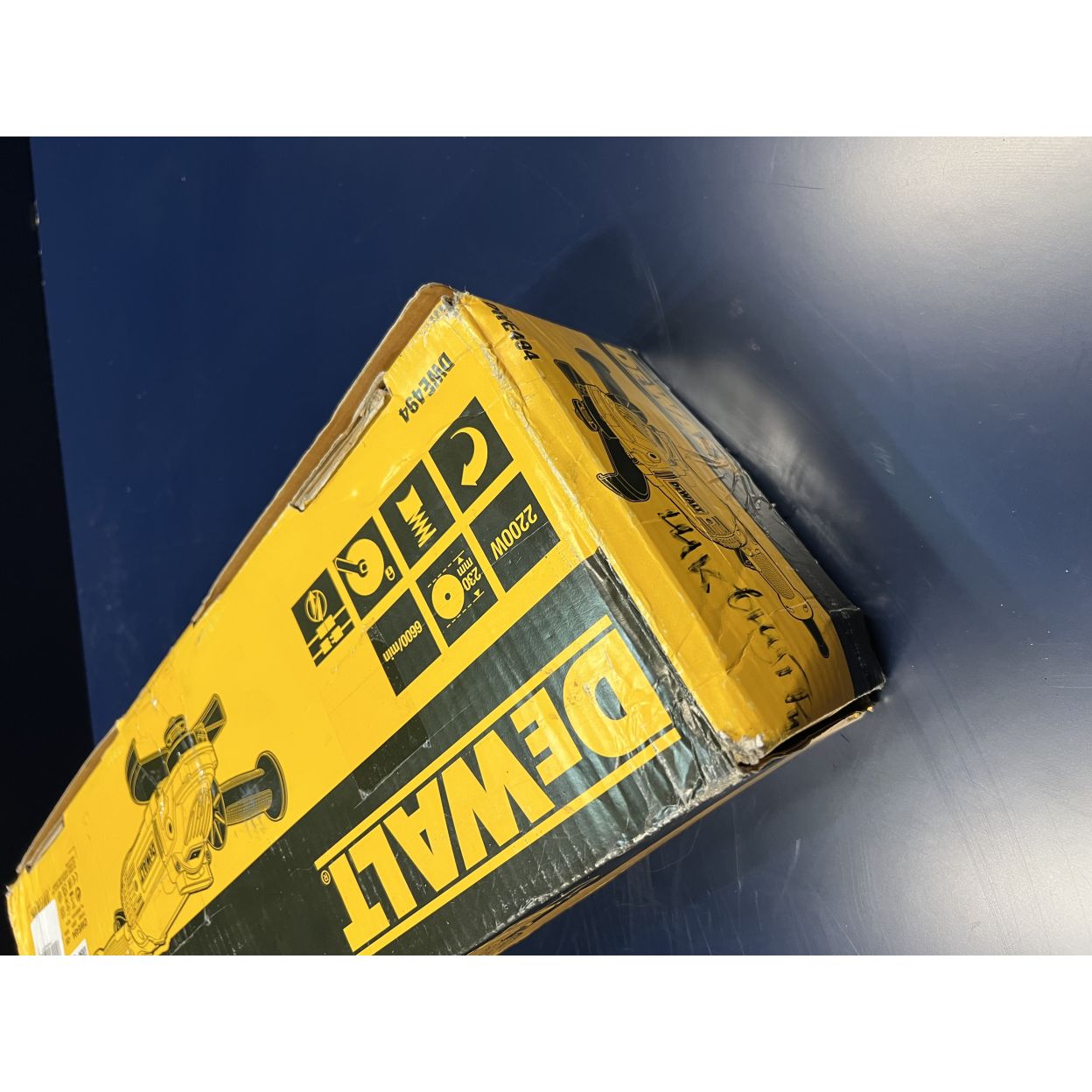 Угловая шлифмашина DEWALT DWE494, 2200 Вт, 230 мм, 6600 об/мин, (УЦЕНЕННЫЙ ТОВАР) (DWE494-QS/U)