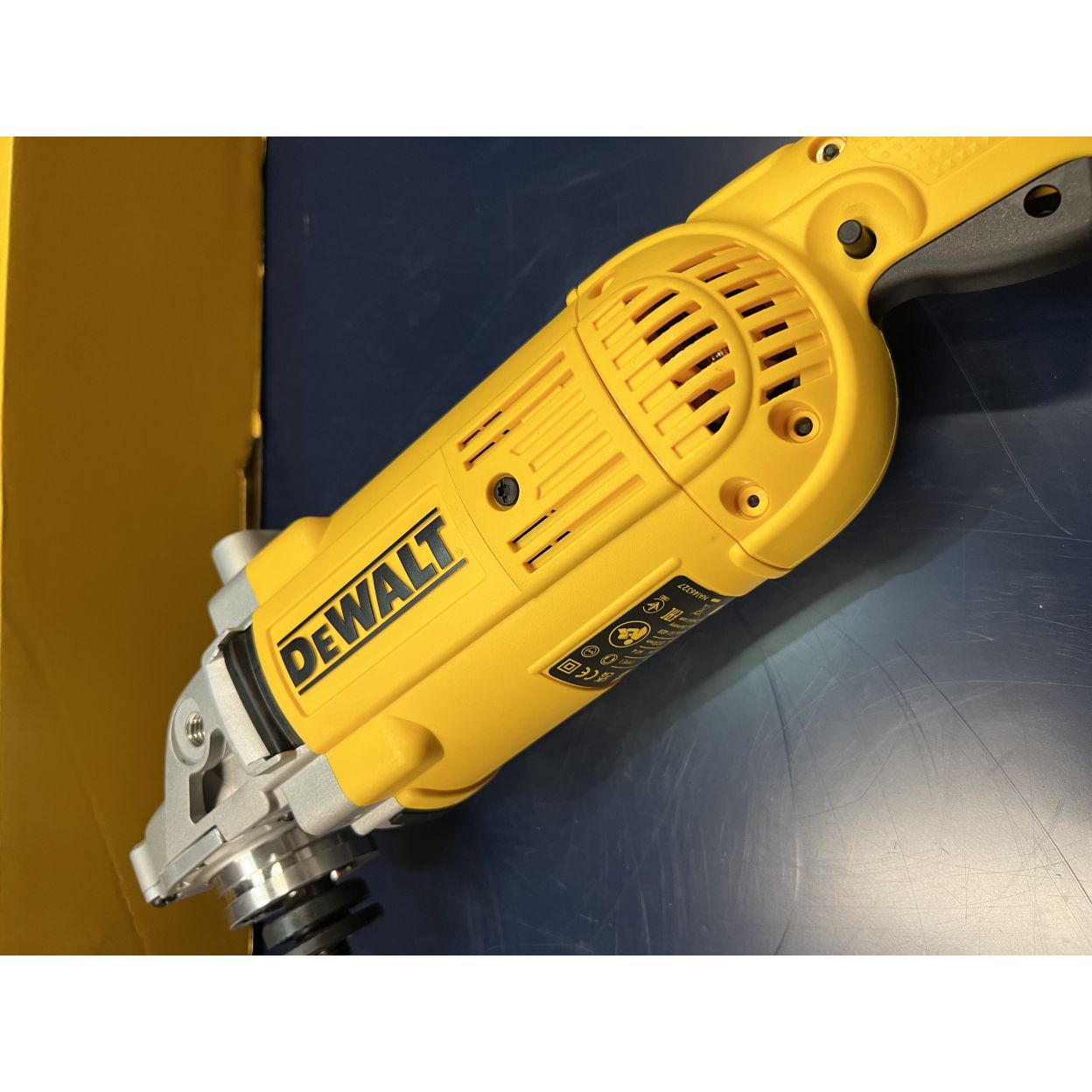 Угловая шлифмашина DEWALT DWE494, 2200 Вт, 230 мм, 6600 об/мин, (УЦЕНЕННЫЙ ТОВАР) (DWE494-QS/U)