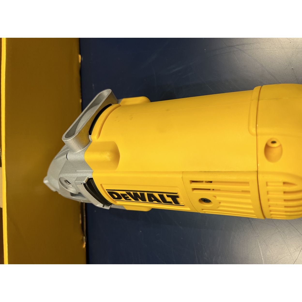 Угловая шлифмашина DEWALT DWE494, 2200 Вт, 230 мм, 6600 об/мин, (УЦЕНЕННЫЙ ТОВАР) (DWE494-QS/U)