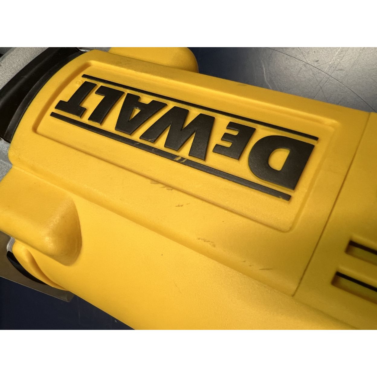 Угловая шлифмашина DEWALT DWE494, 2200 Вт, 230 мм, 6600 об/мин, (УЦЕНЕННЫЙ ТОВАР) (DWE494-QS/U)