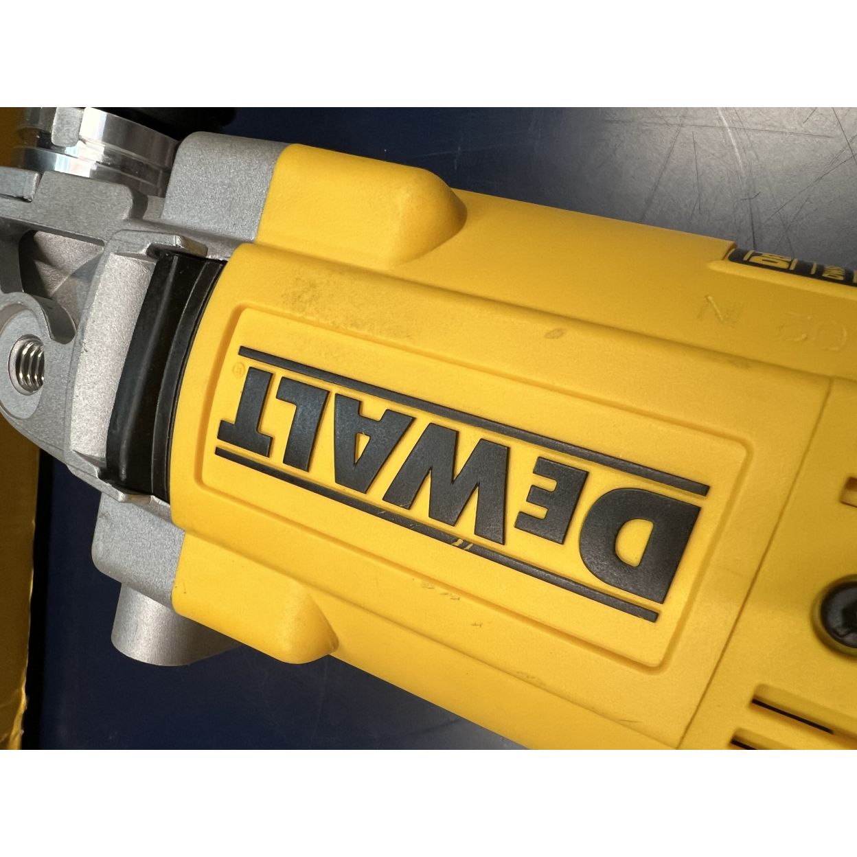 Угловая шлифмашина DEWALT DWE494, 2200 Вт, 230 мм, 6600 об/мин, (УЦЕНЕННЫЙ ТОВАР) (DWE494-QS/U)