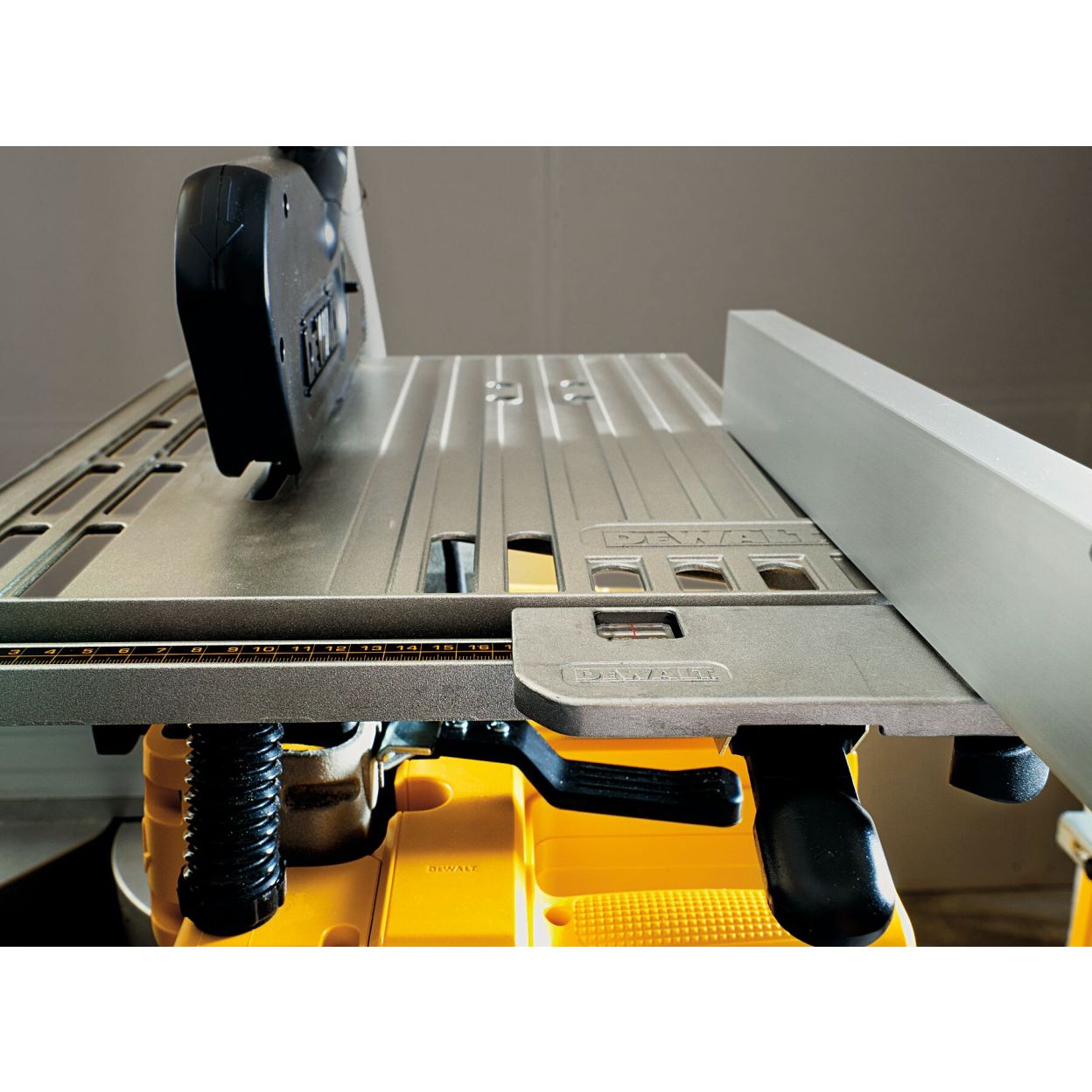 Комбинированная торцовочная пила DEWALT D27113, 1600 Вт, 305 мм, 3300 об/мин (D27113-QS)