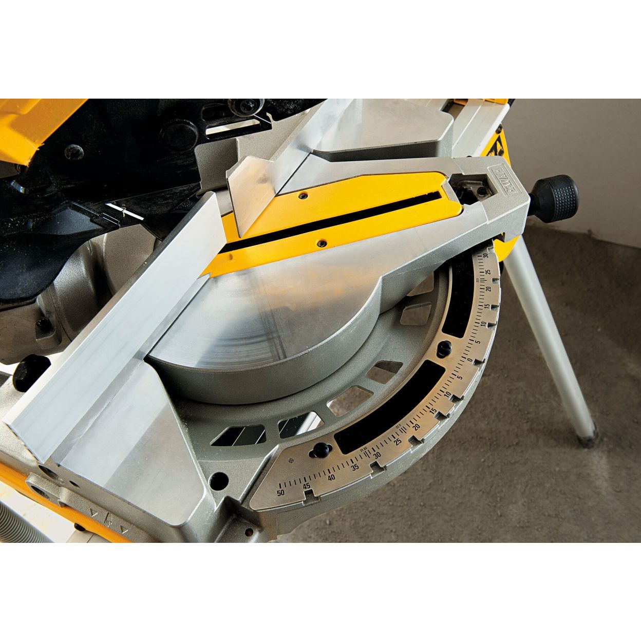 Комбинированная торцовочная пила DEWALT D27113, 1600 Вт, 305 мм, 3300 об/мин (D27113-QS)