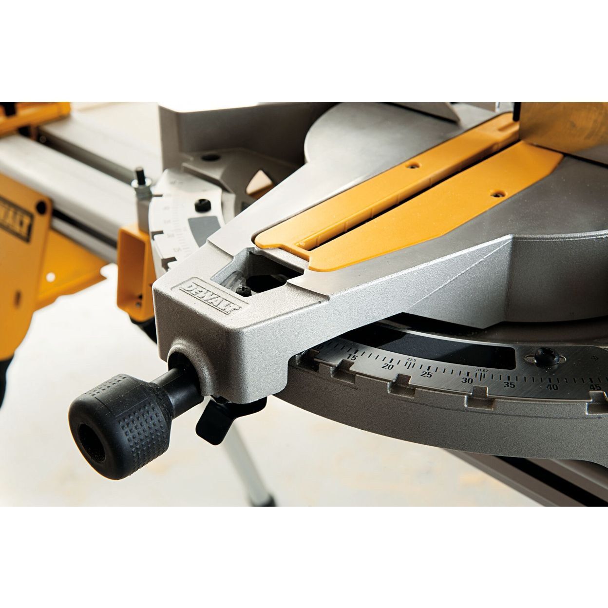 Комбинированная торцовочная пила DEWALT D27113, 1600 Вт, 305 мм, 3300 об/мин (D27113-QS)
