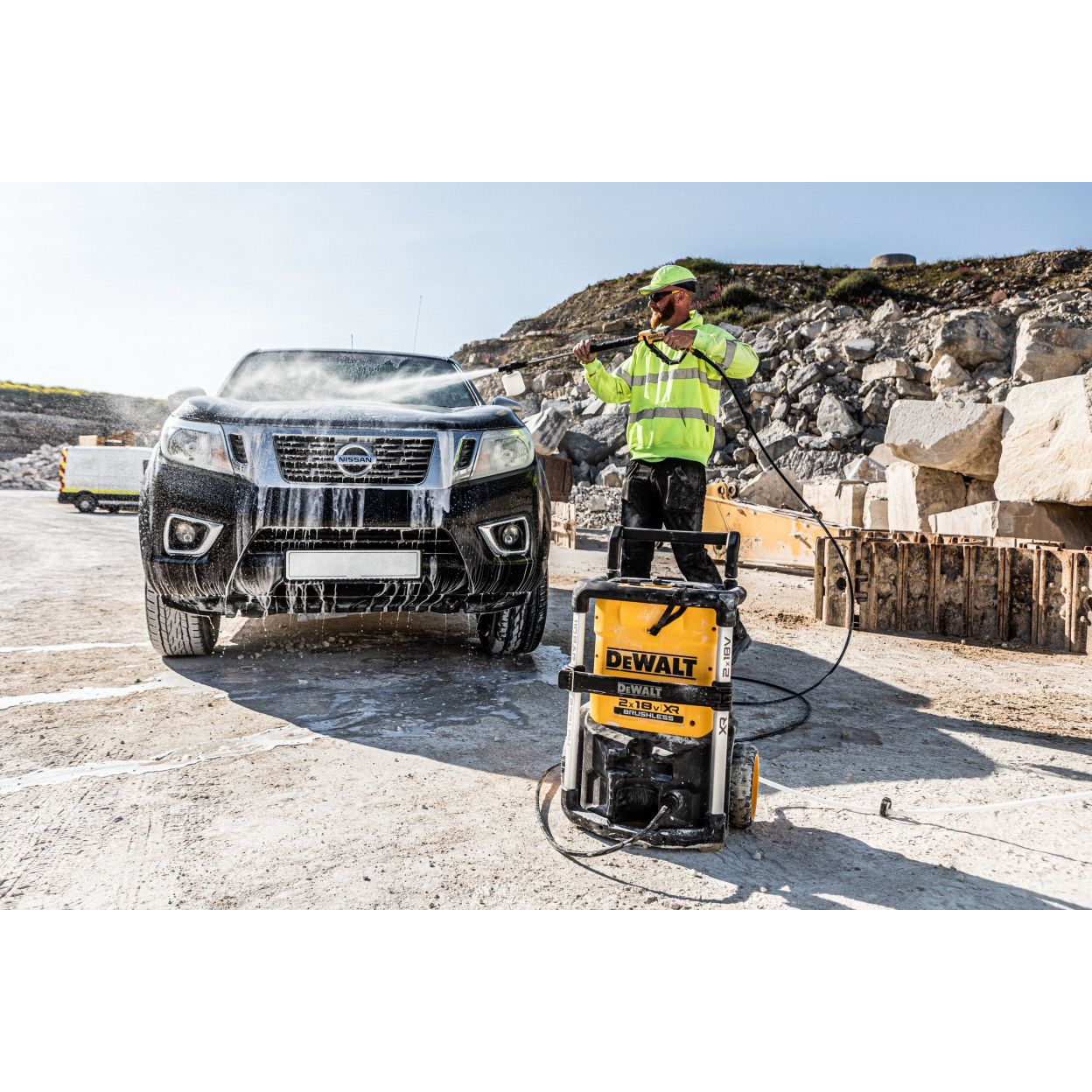 Аккумуляторный набор садовой техники DEWALT, 18 В: мойка высокого давления DCMPW1600 + воздуходувка DCMBL562, с 2 АКБ 5 Ач и ЗУ