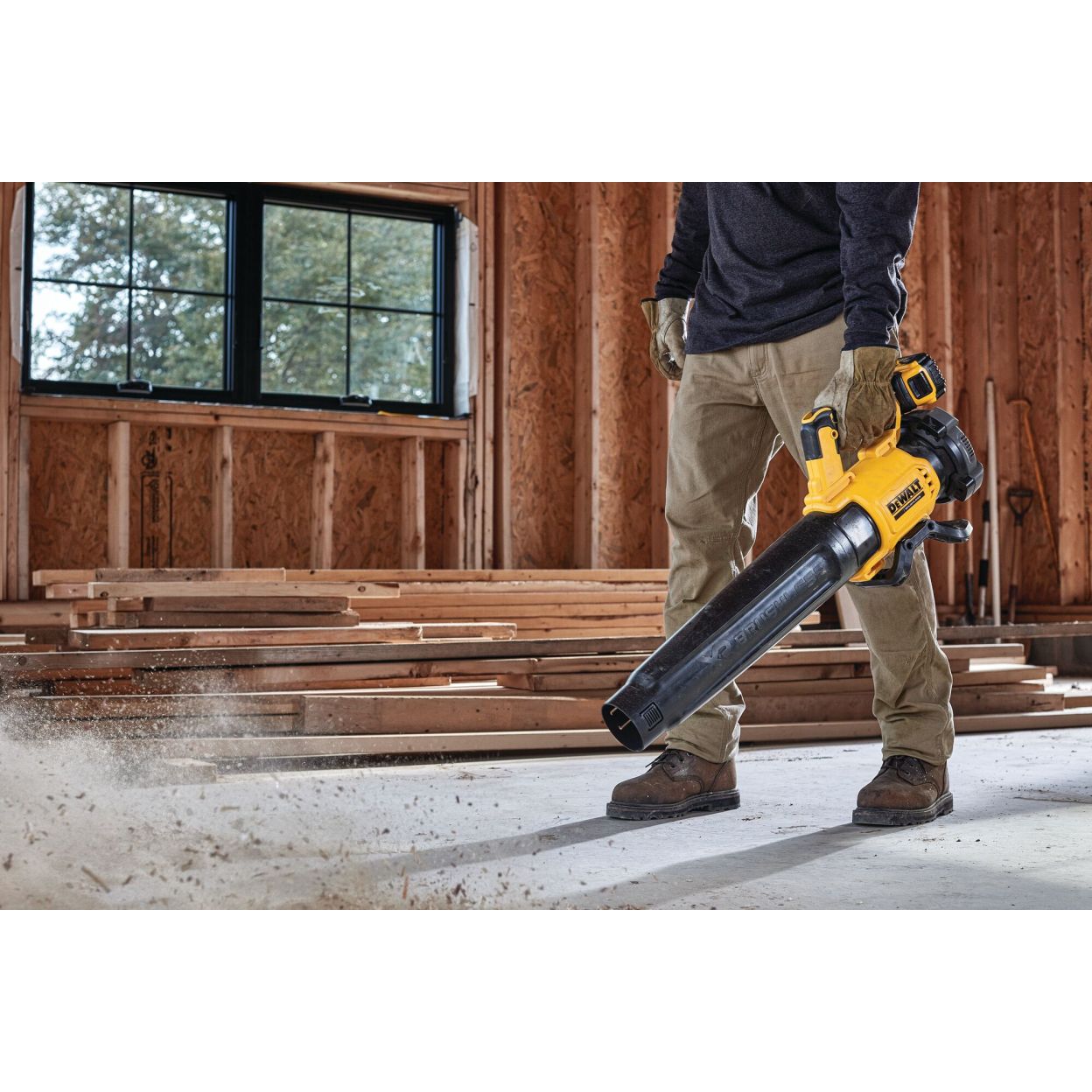 Аккумуляторный набор садовой техники DEWALT, 18 В: мойка высокого давления DCMPW1600 + воздуходувка DCMBL562, с 2 АКБ 5 Ач и ЗУ