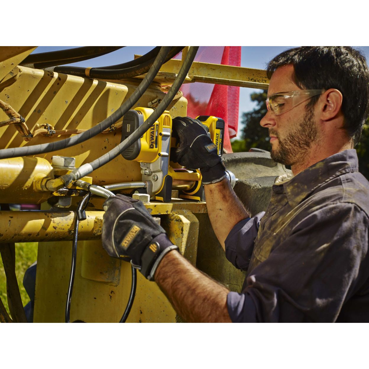 Аккумуляторный смазочный пистолет DEWALT DCGG571M1, 18 В, 690 бар, с АКБ 4 Ач и ЗУ, в кейсе