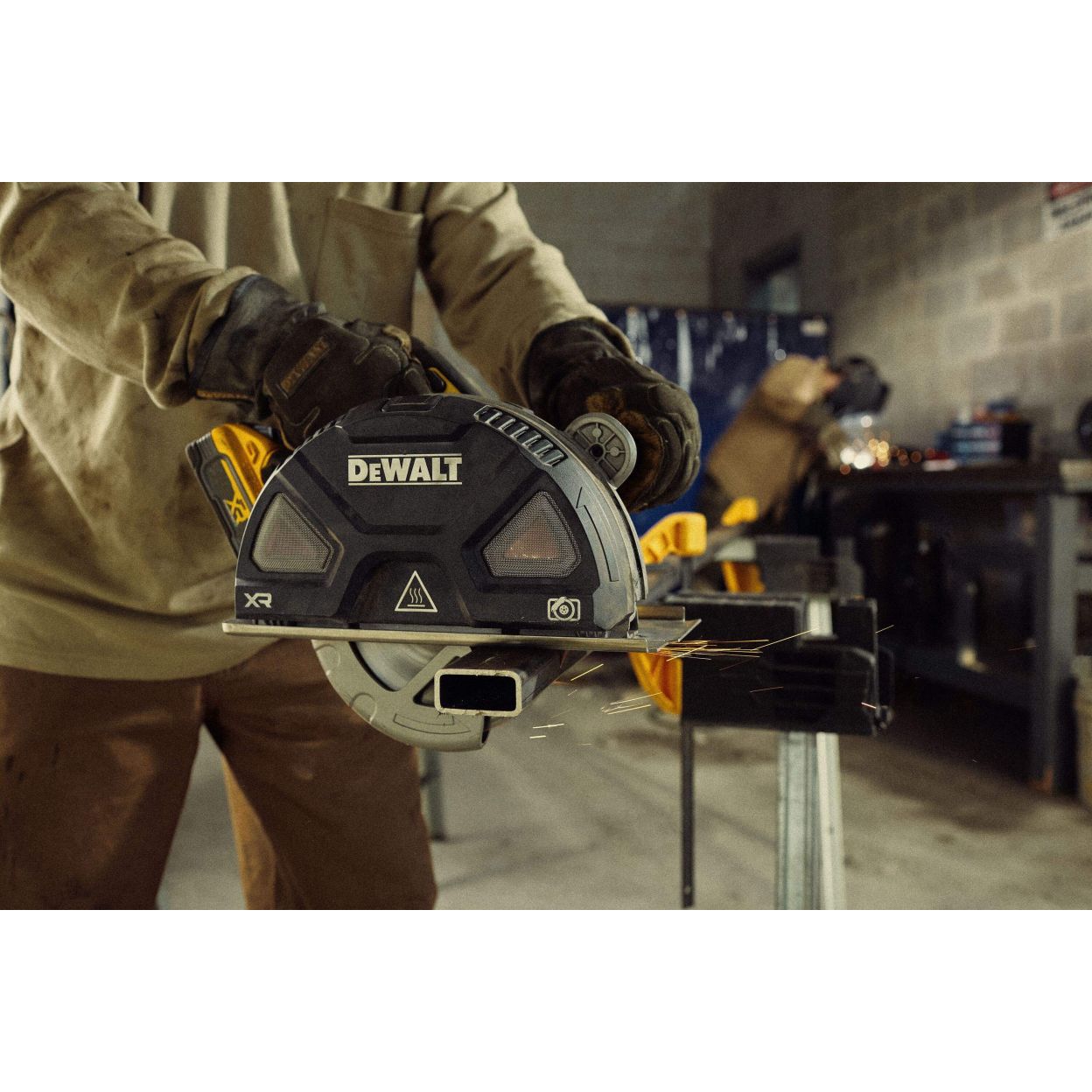 Аккумуляторная дисковая пила DEWALT DCS383P1, 18 В, 184 мм, 3900 об/мин, с АКБ 5 Ач и ЗУ (DCS383P1N-XJ)