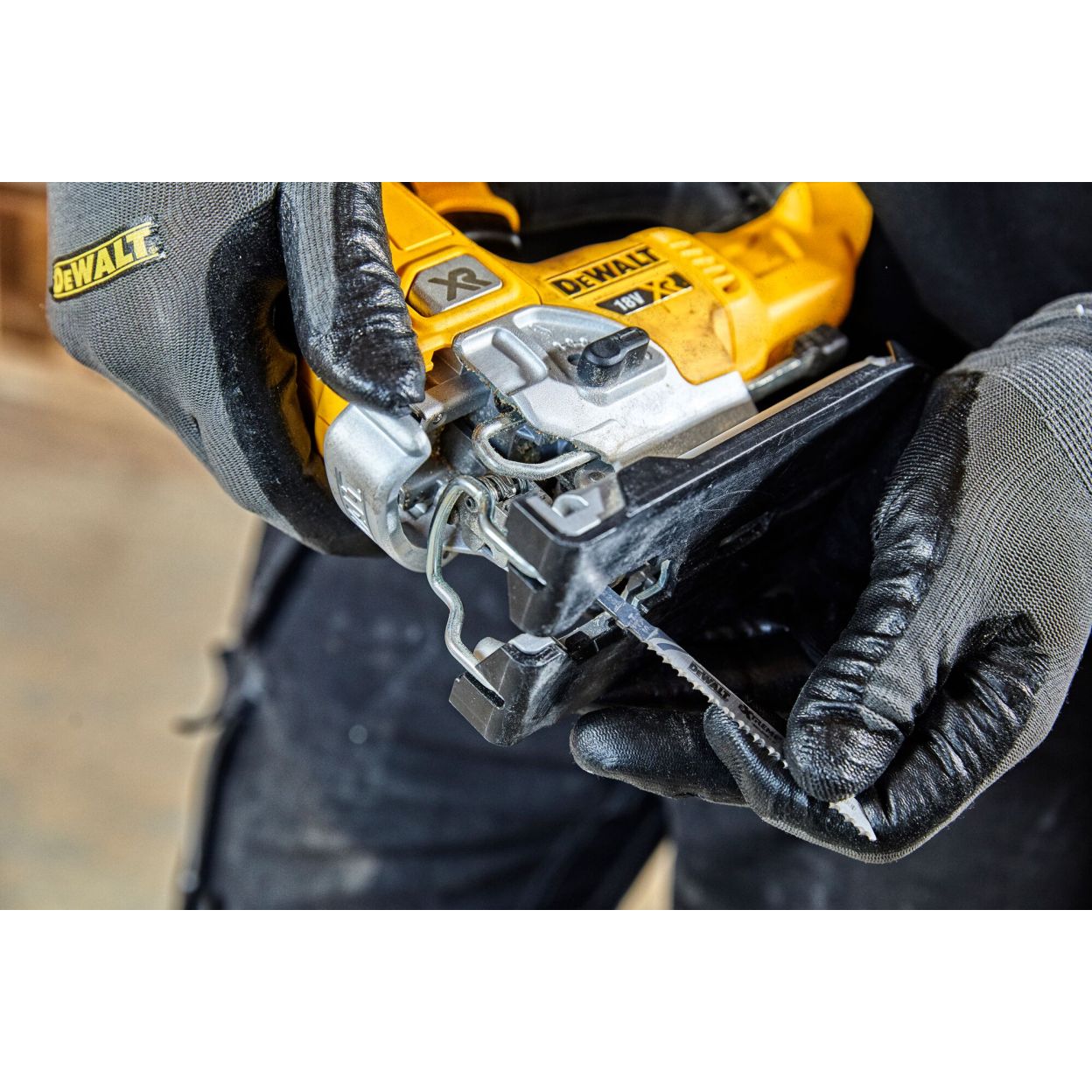 Аккумуляторный лобзик DEWALT DCS334P2, 18 В, 3200 ход/мин, 26 мм, с 2 АКБ 5 Ач и ЗУ, в кейсе TSTAK (DCS334P2-QW)