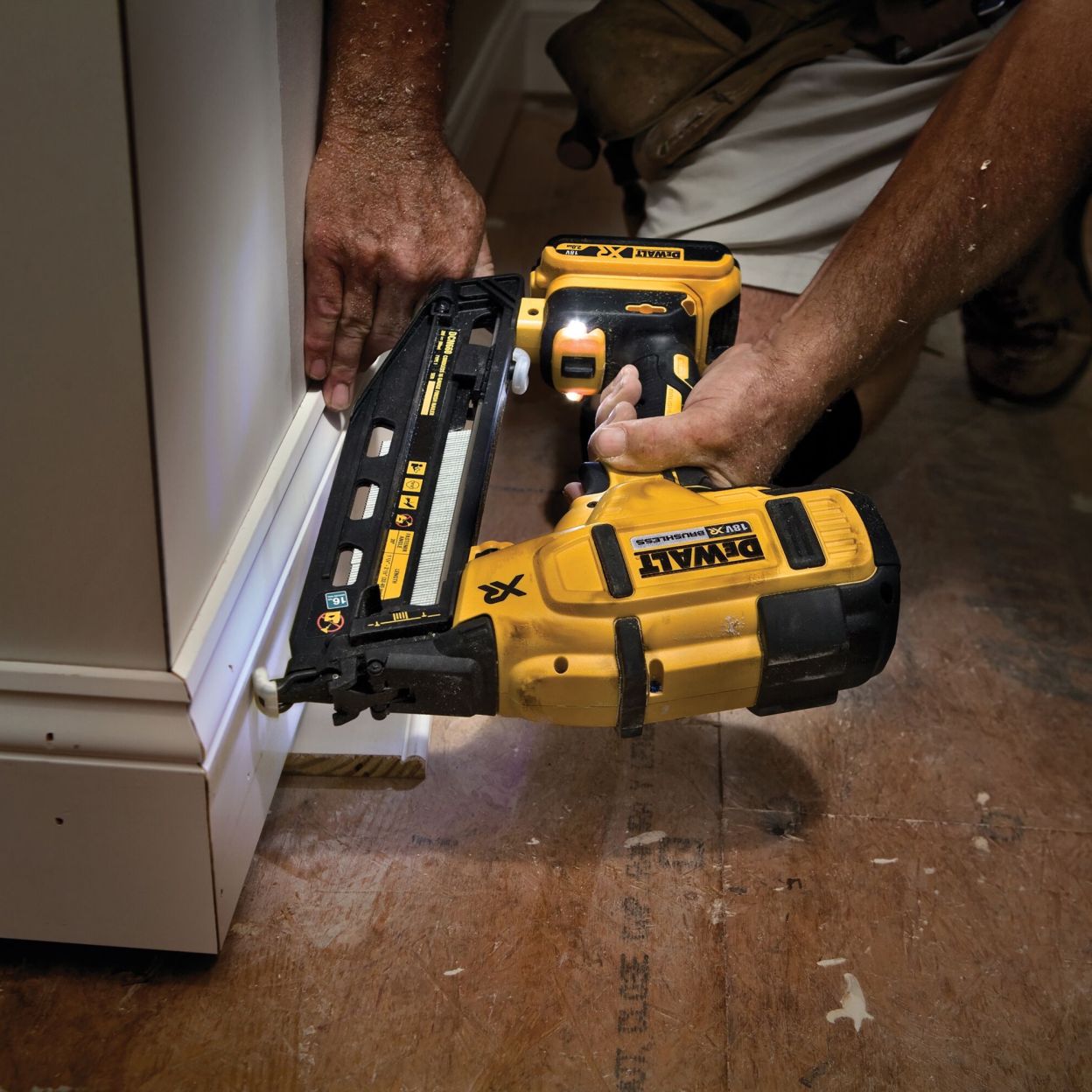 Аккумуляторный набор DEWALT DCK246P2, 18 В: гвоздезабивные пистолеты DCN930 + DCN660, с 2 АКБ 5 Ач и ЗУ, в сумке (DCK246P2-QW)