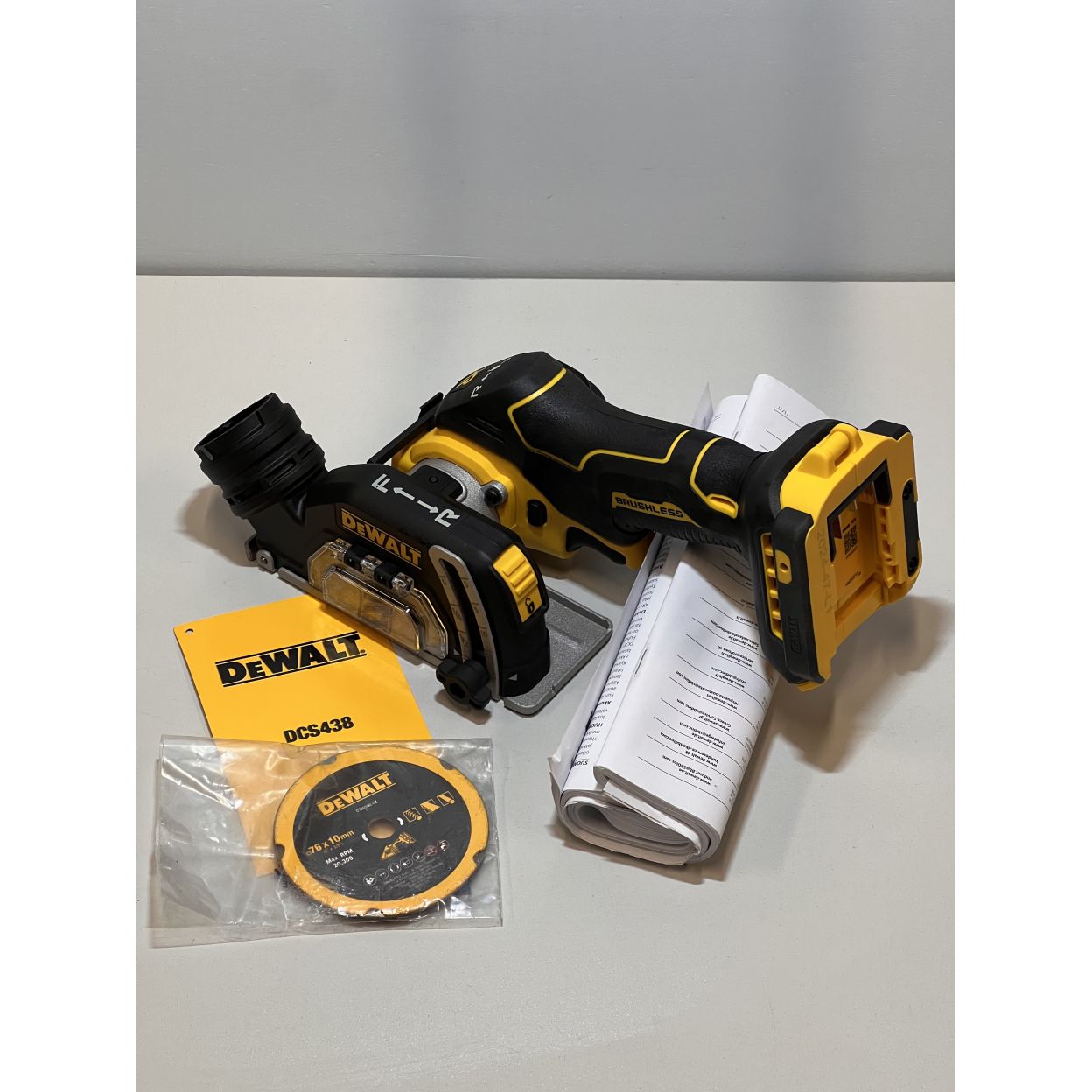 Аккумуляторная отрезная машина DEWALT DCS438N, 18 В, 76 мм, 20000 об/мин, без АКБ и ЗУ (УЦЕНЕННЫЙ ТОВАР) (DCS438N-XJ/U)