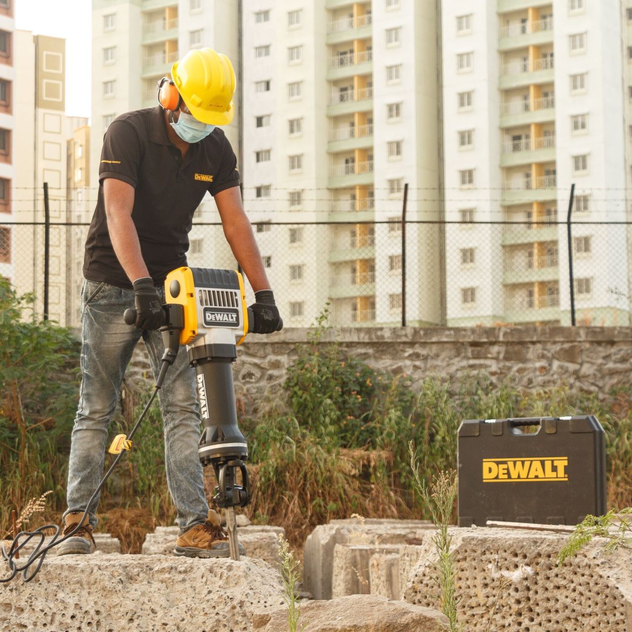 Отбойный молоток DEWALT D25981, 2100 Вт, 62 Дж, 960 уд/мин (D25981-QS)
