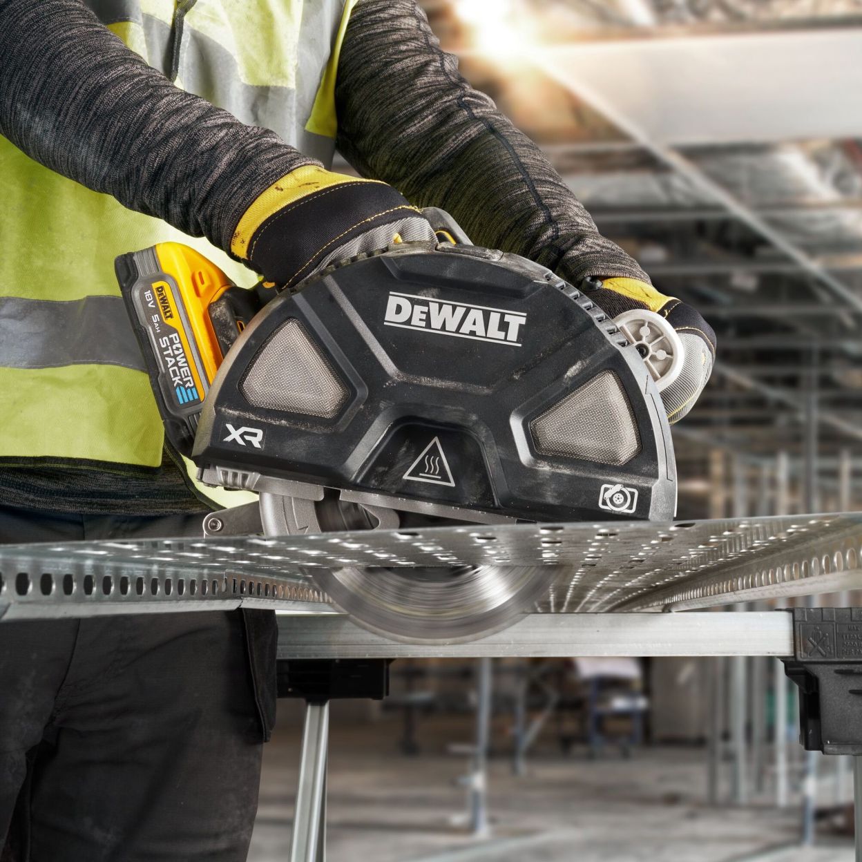 Аккумуляторная дисковая пила DEWALT DCS383H2, 18 В, 184 мм, 3900 об/мин, с 2 АКБ 5 Ач и ЗУ, в кейсе TSTAK (DCS383H2-QW)