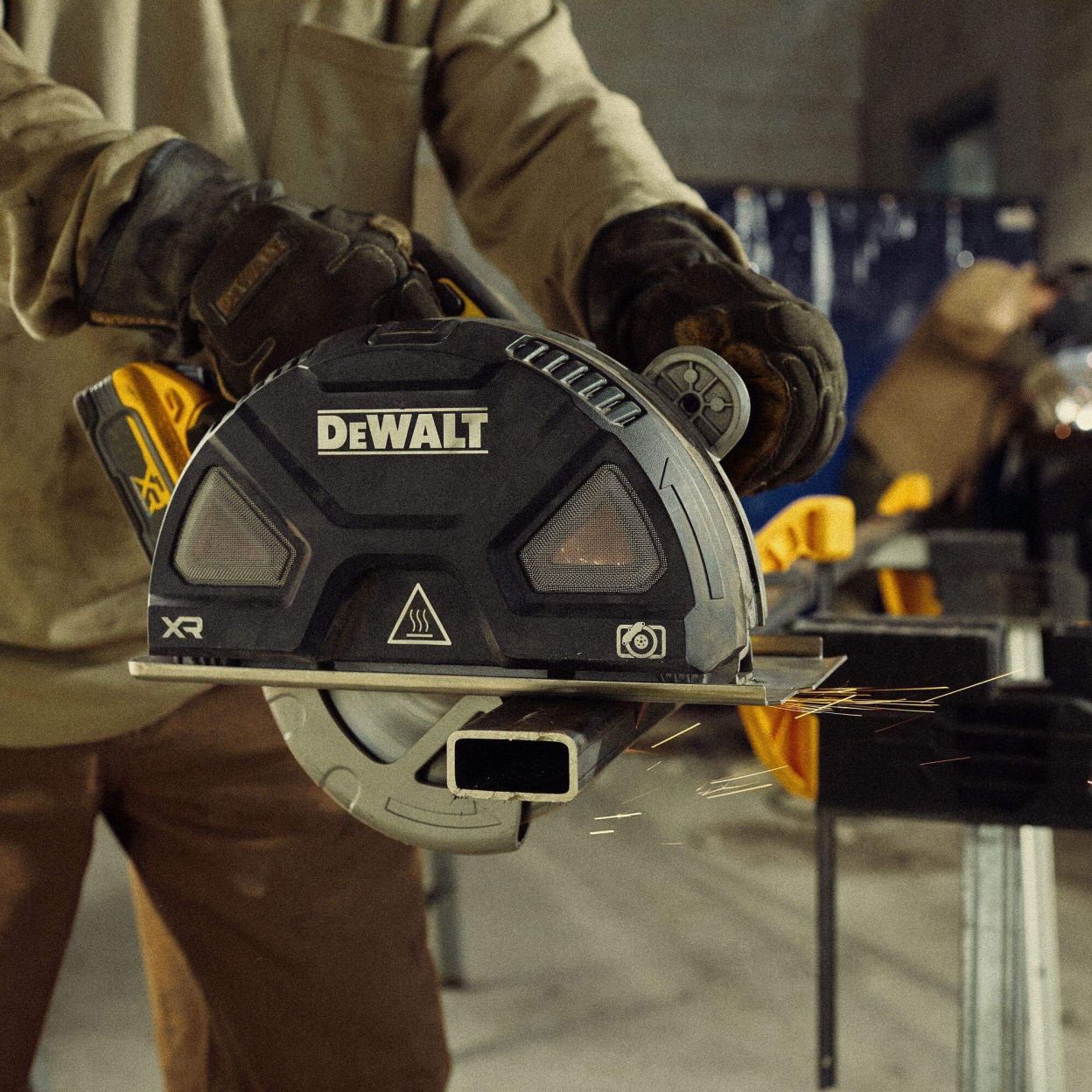 Аккумуляторная дисковая пила DEWALT DCS383H2, 18 В, 184 мм, 3900 об/мин, с 2 АКБ 5 Ач и ЗУ, в кейсе TSTAK (DCS383H2-QW)