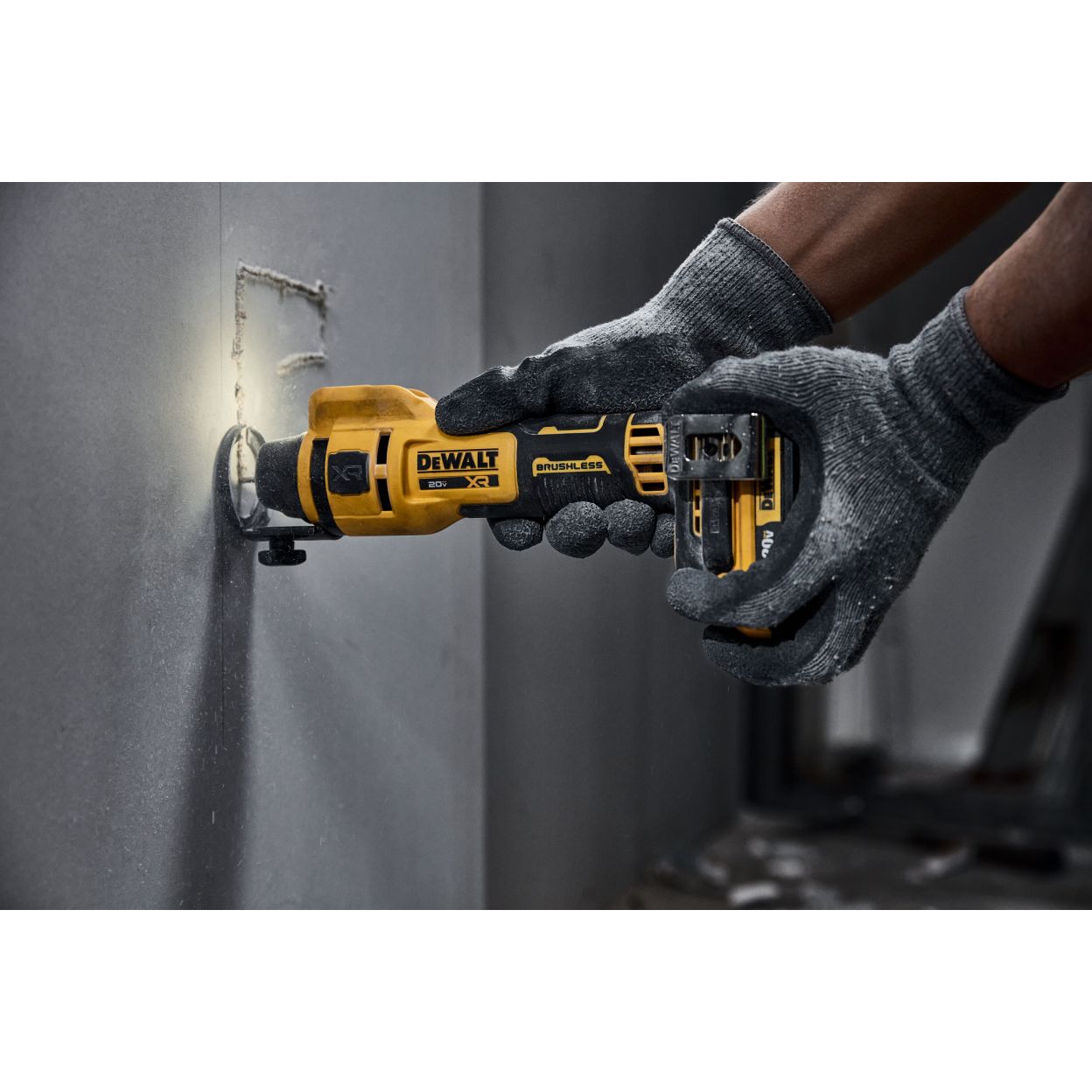Аккумуляторный фрезер для гипсокартона DEWALT DCE555B, 20 В, 26000 об/мин, без АКБ и ЗУ (DCE555B-XJ)