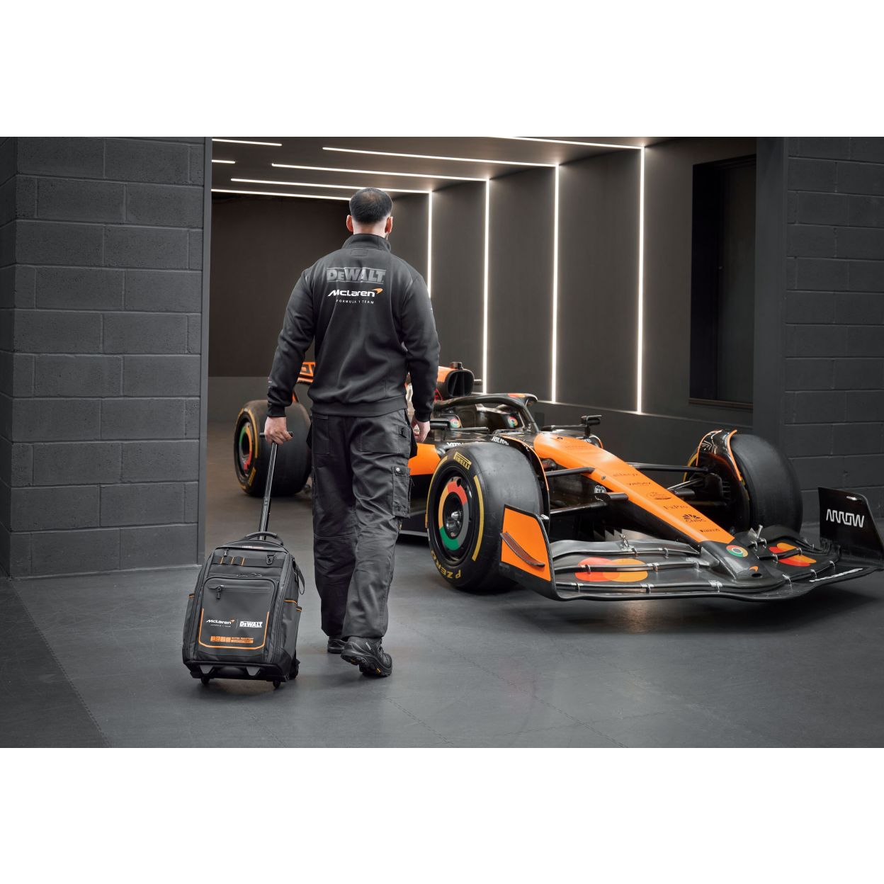 Рюкзак DEWALT McLaren Limited Edition DWST60101-9, на колесах, 28.7 л