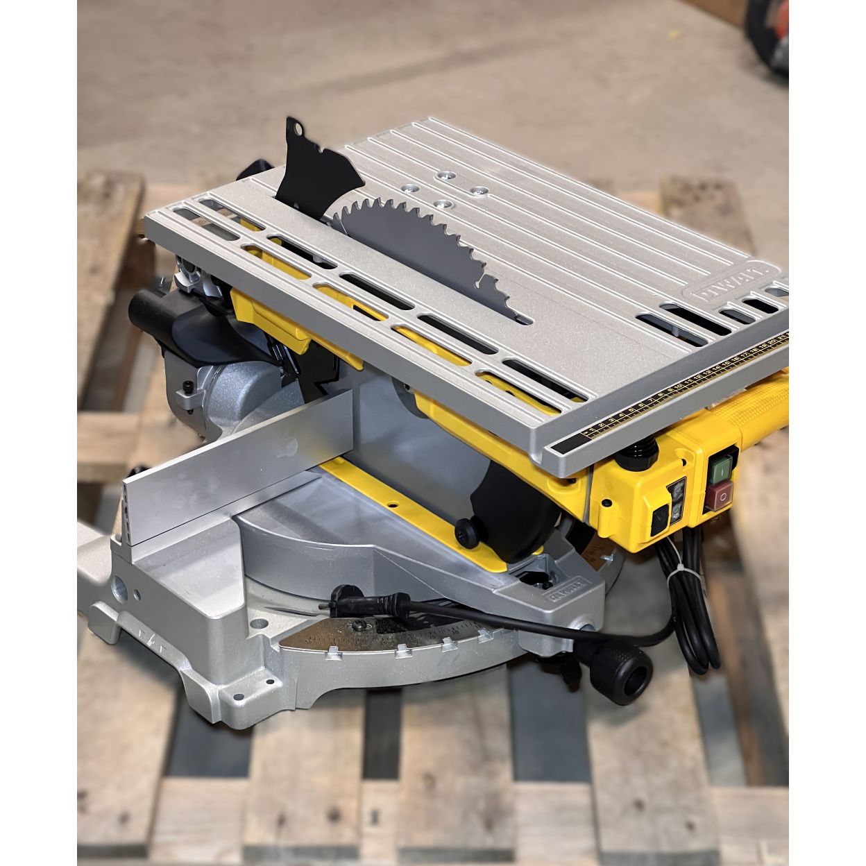Комбинированная торцовочная пила DEWALT D27113, 1600 Вт, 305 мм, 3300 об/мин, (УЦЕНЕННЫЙ ТОВАР) (D27113-QS/U2)
