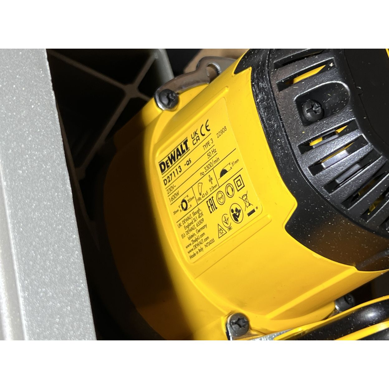 Комбинированная торцовочная пила DEWALT D27113, 1600 Вт, 305 мм, 3300 об/мин, (УЦЕНЕННЫЙ ТОВАР) (D27113-QS/U2)