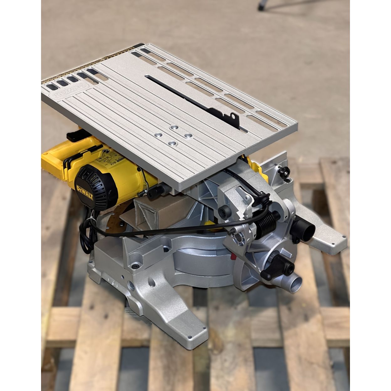 Комбинированная торцовочная пила DEWALT D27113, 1600 Вт, 305 мм, 3300 об/мин, (УЦЕНЕННЫЙ ТОВАР) (D27113-QS/U2)