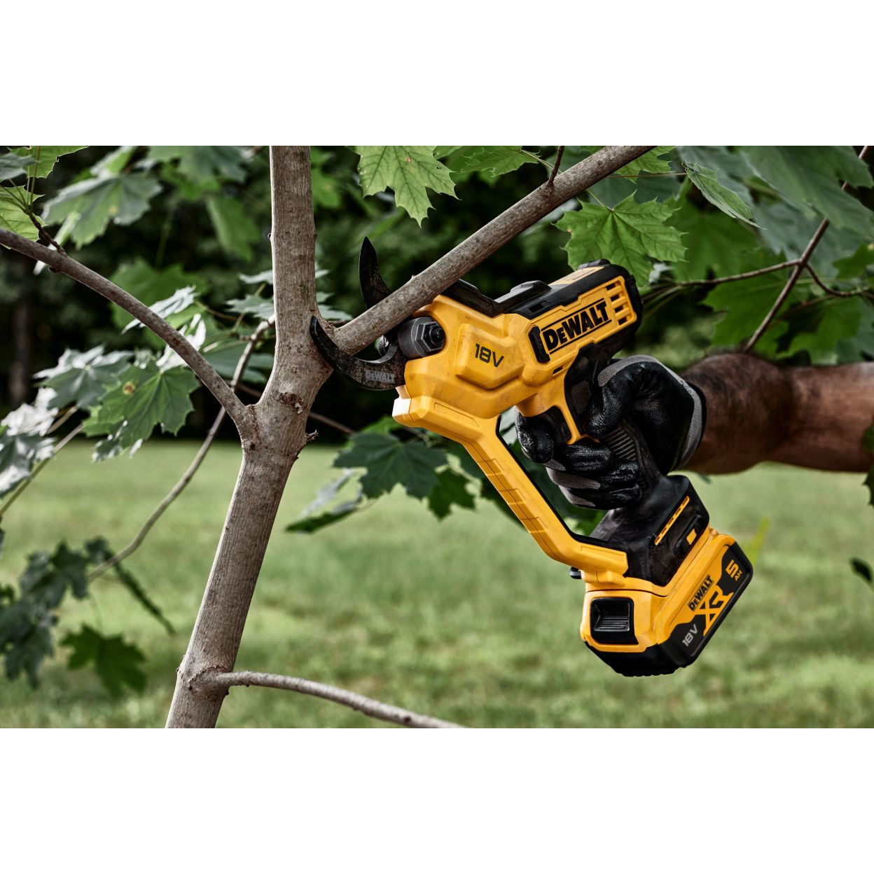 Аккумуляторный секатор DEWALT DCMPP568P1, 18 В, рез до 38 мм, с АКБ 5 Ач и ЗУ (DCMPP568P1-QW)