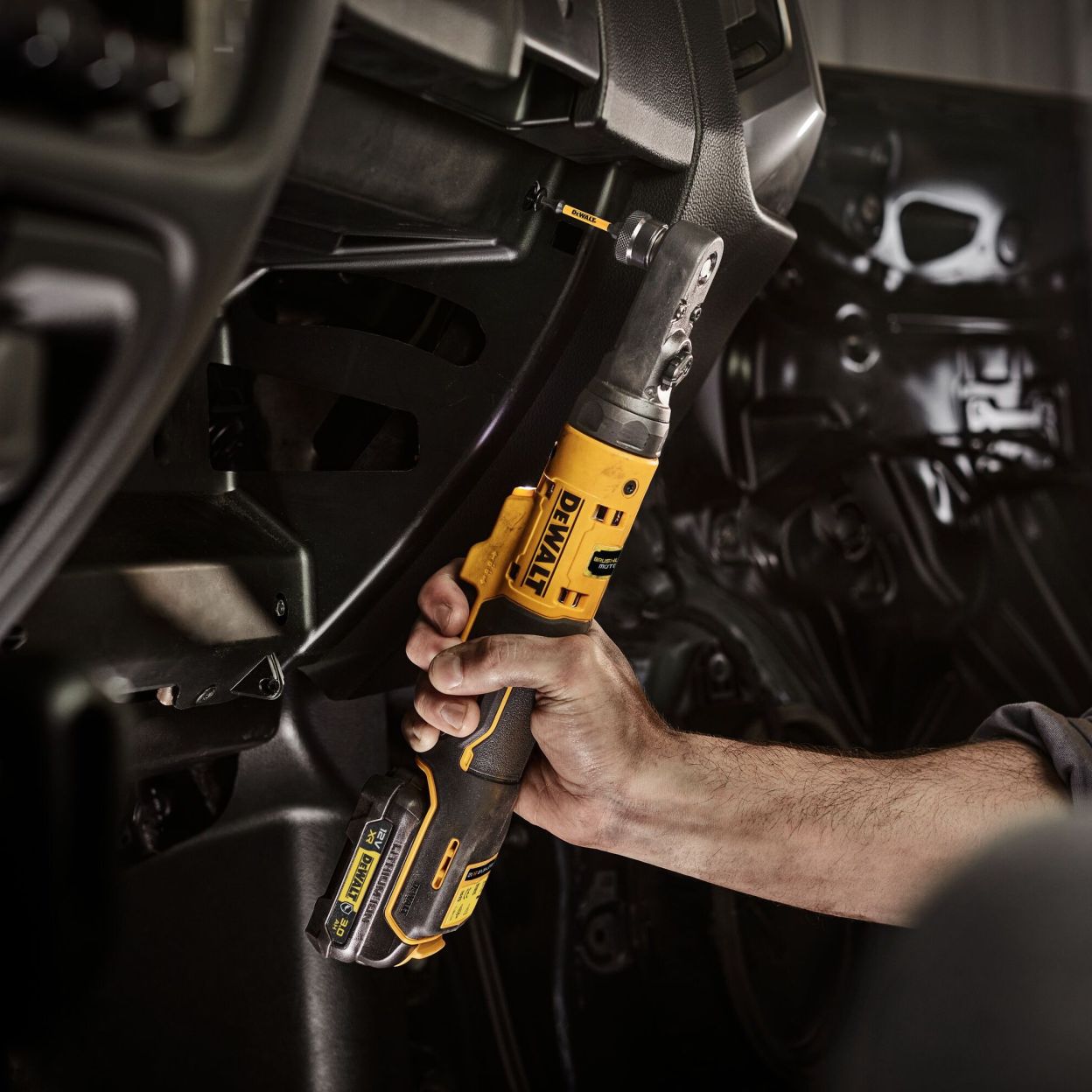 Аккумуляторный угловой гайковерт DEWALT DCF500L2G, с трещоткой, 12 В, 67 Нм, 450 об/мин, с 2 АКБ 3 Ач и ЗУ, в чехле (DCF500L2G-QW)