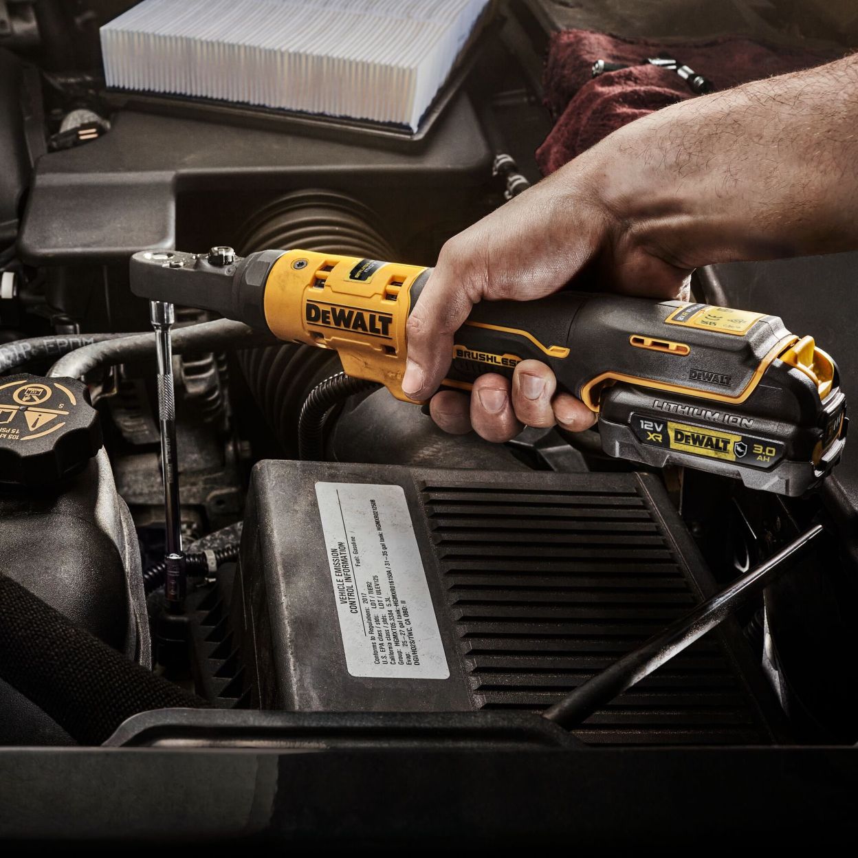 Аккумуляторный угловой гайковерт DEWALT DCF500L2G, с трещоткой, 12 В, 67 Нм, 450 об/мин, с 2 АКБ 3 Ач и ЗУ, в чехле (DCF500L2G-QW)