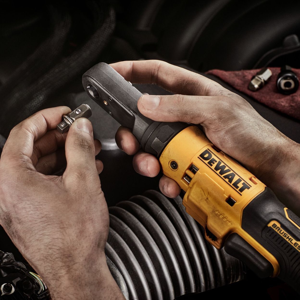 Аккумуляторный угловой гайковерт DEWALT DCF500L2G, с трещоткой, 12 В, 67 Нм, 450 об/мин, с 2 АКБ 3 Ач и ЗУ, в чехле (DCF500L2G-QW)