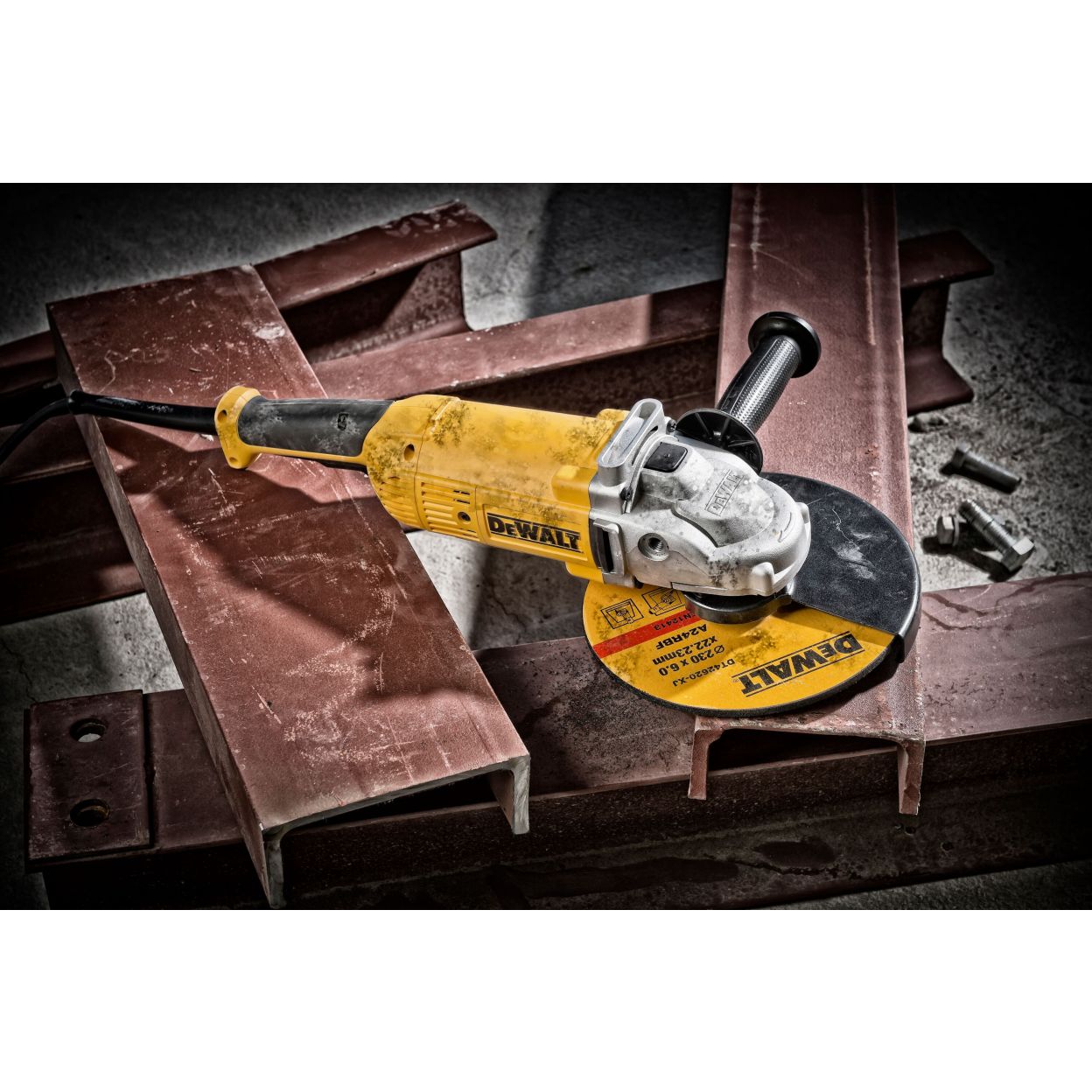 Угловая шлифмашина DEWALT DWE490, 2000 Вт, 230 мм, 6600 об/мин (DWE490-QS)