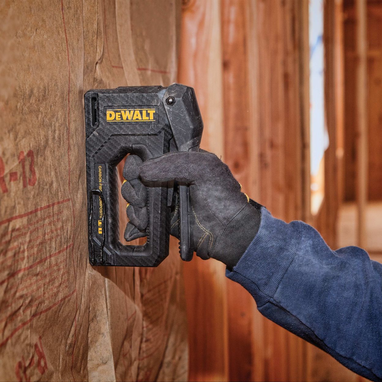 Степлер DEWALT DWHT80276-0, с карбоновым корпусом, для скоб и шпилек