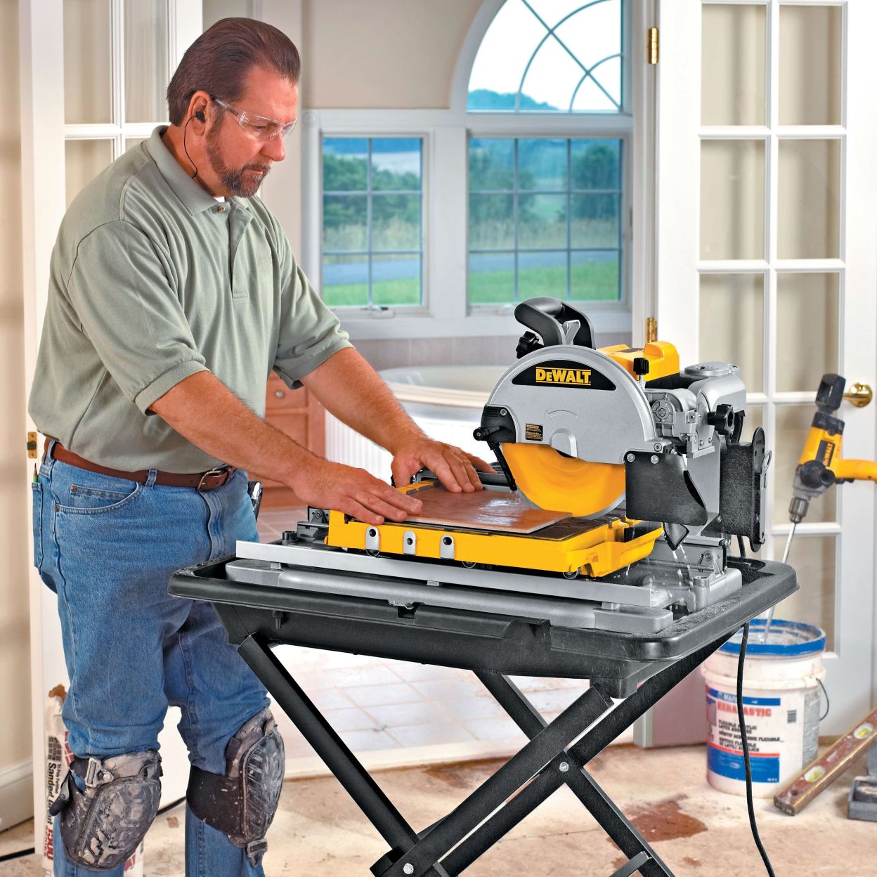 Плиткорез DEWALT D24000S, 1600 Вт, 250 мм, 4200 об/мин (D24000S-QS)