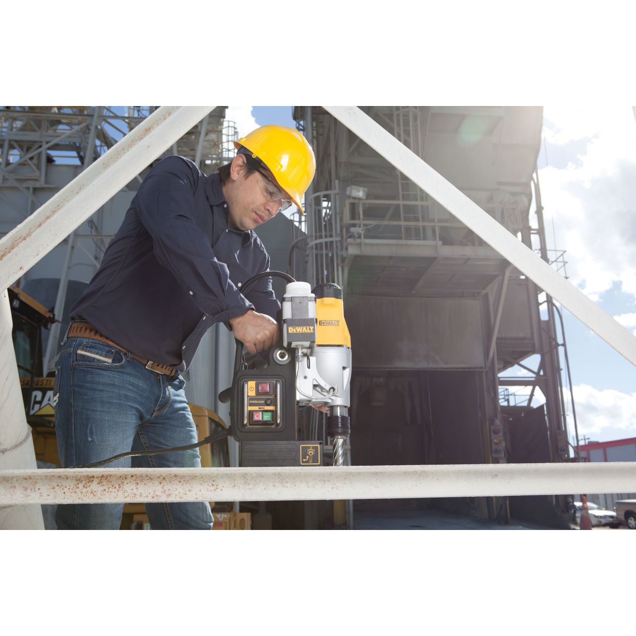 Сверлильный станок на магнитной подошве DEWALT DWE1622K, 1200 Вт, 450 об/мин, в кейсе (DWE1622K-QS)