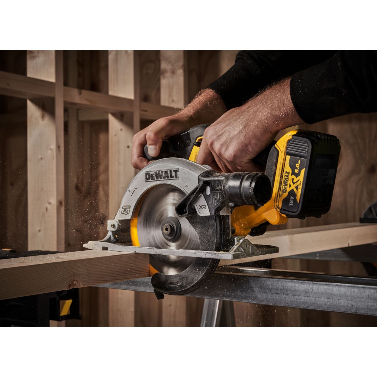 Аккумуляторная дисковая пила DEWALT DCS565P1T, 18 В, 165 мм, 4950 об/мин, с АКБ 5 Ач и ЗУ, в кейсе TSTAK (DCS565P1NT-XJ)