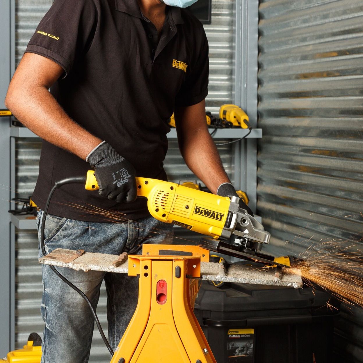 Набор угловых шлифмашин DEWALT DWE492TWIN2: DWE492, 2200 Вт, 230 мм + DWE4157, 900 Вт, 125 мм, в кейсе (DWE492TWIN2-QS)