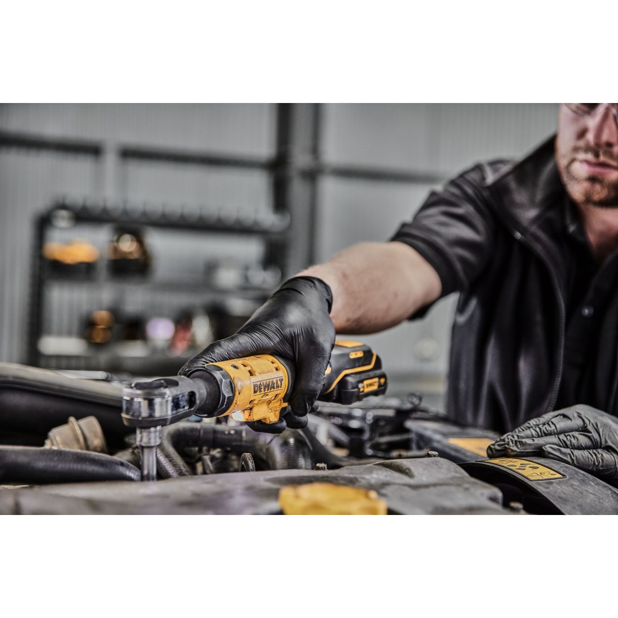 Аккумуляторный угловой гайковерт DEWALT DCF503L1G, 12 В, 81.3 Нм, 250 об/мин, с АКБ 3 Ач и ЗУ, в чехле (DCF503L1G-QW)