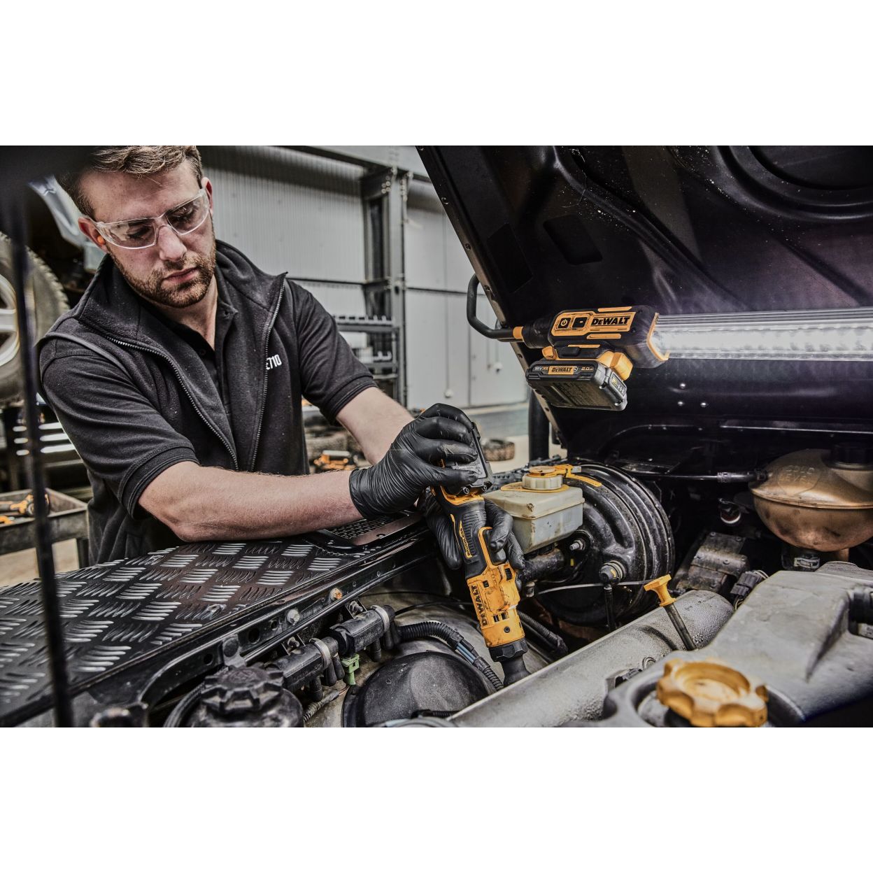 Аккумуляторный угловой гайковерт DEWALT DCF503L1G, 12 В, 81.3 Нм, 250 об/мин, с АКБ 3 Ач и ЗУ, в чехле (DCF503L1G-QW)