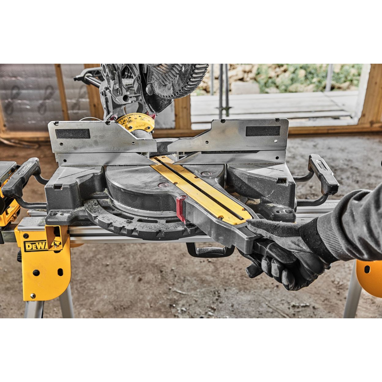 Аккумуляторная бесщеточная торцовочная пила DEWALT FLEXVOLT, 54 В, 305 мм, 3800 об/мин, без АКБ и ЗУ, DCS781N