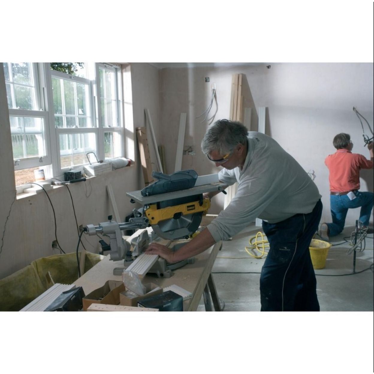 Комбинированная торцовочная пила DEWALT D27111, 1500 Вт, 305 мм, 2950 об/мин (D27111-QS)