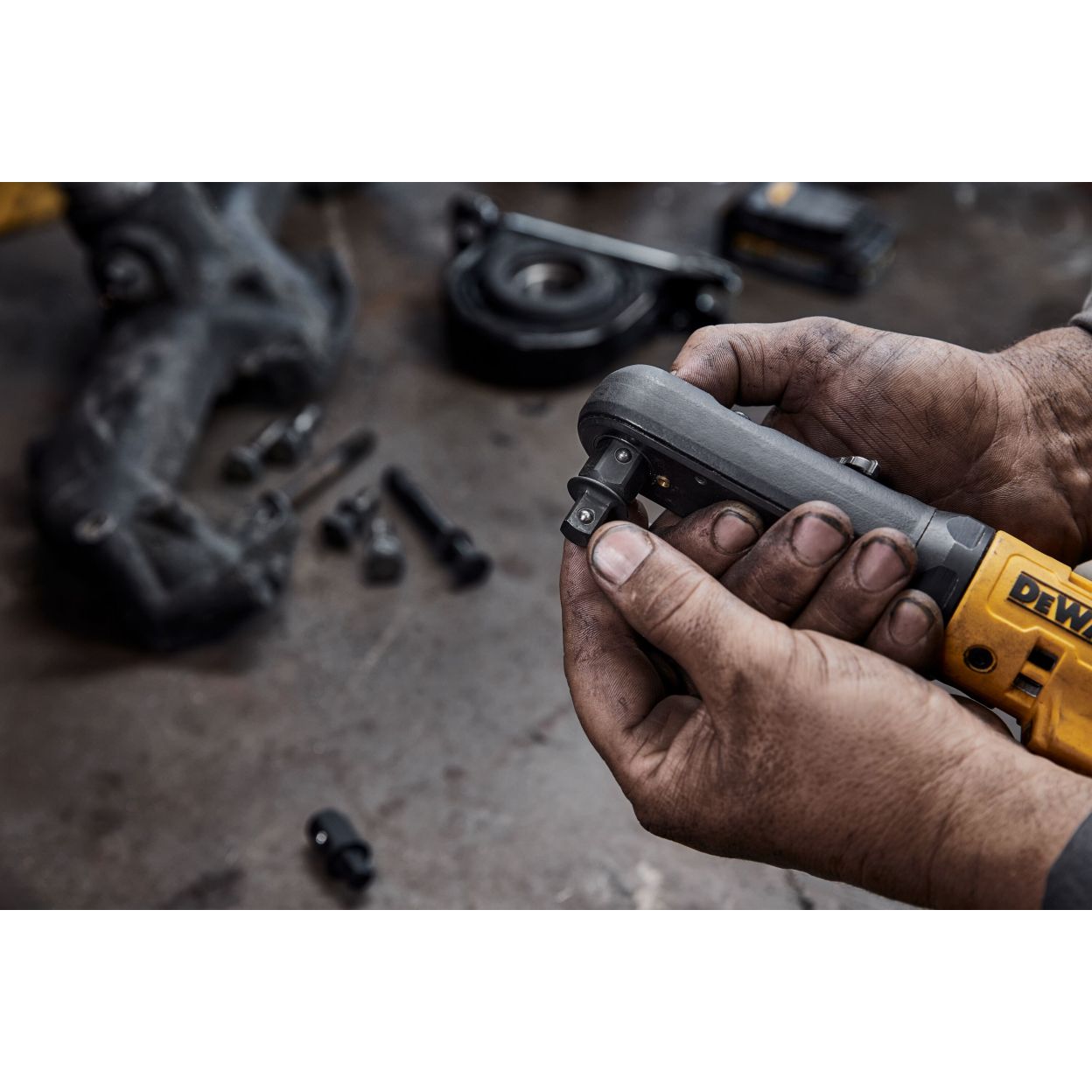 Аккумуляторный угловой гайковерт DEWALT DCF510E2G, с трещоткой, 18 В, 102 Нм, 300 об/мин, с 2 АКБ 1.7 Ач и ЗУ, в чехле (DCF510E2G-QW)